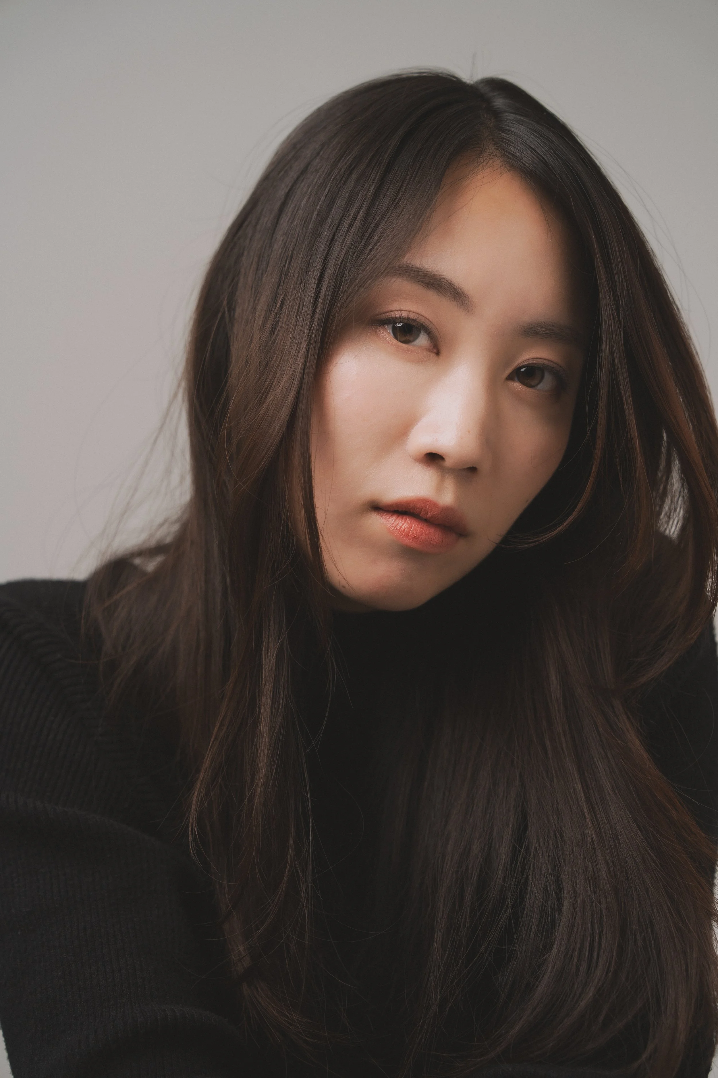 黒いセーターを着たアジア人女性のポートレート写真
