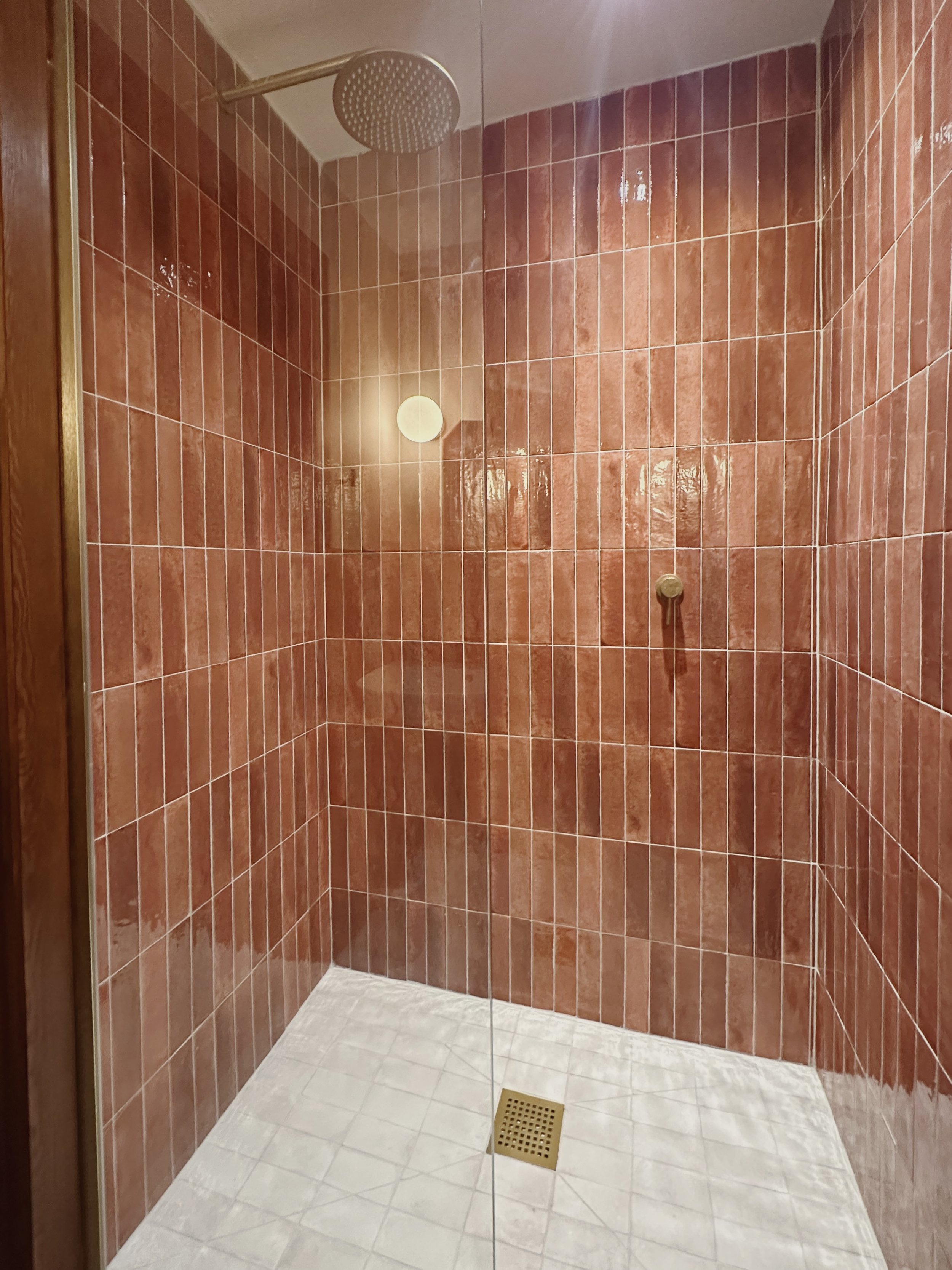 La-Pera-En-Suite-Room-At-Margate-Manor-16.JPG