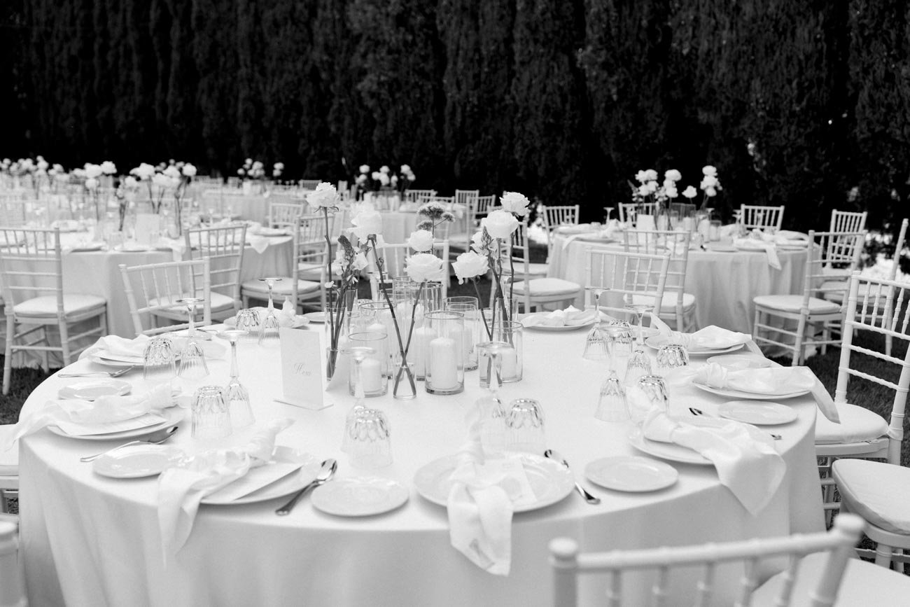 Tavolo rotondo per matrimonio decorato con fiori bianchi e candelabri