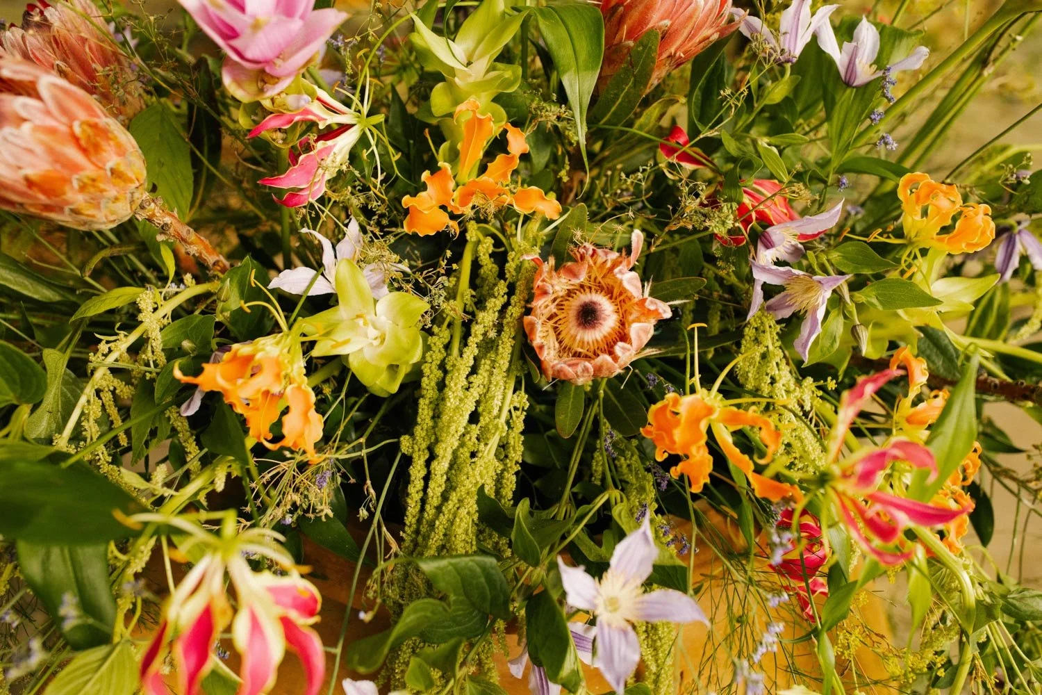 FOTO DI UN mazzo di fiori variopinti con diverse varietà di fiori e foglie verdi
