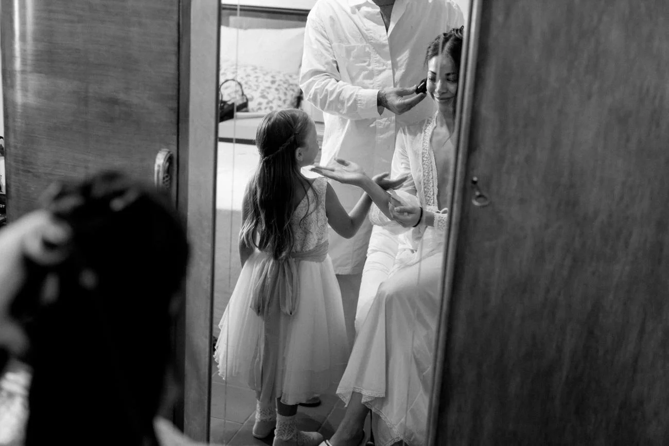 Una ragazza sta facendo alla sposa il trucco nel backstage di un matrimonio.