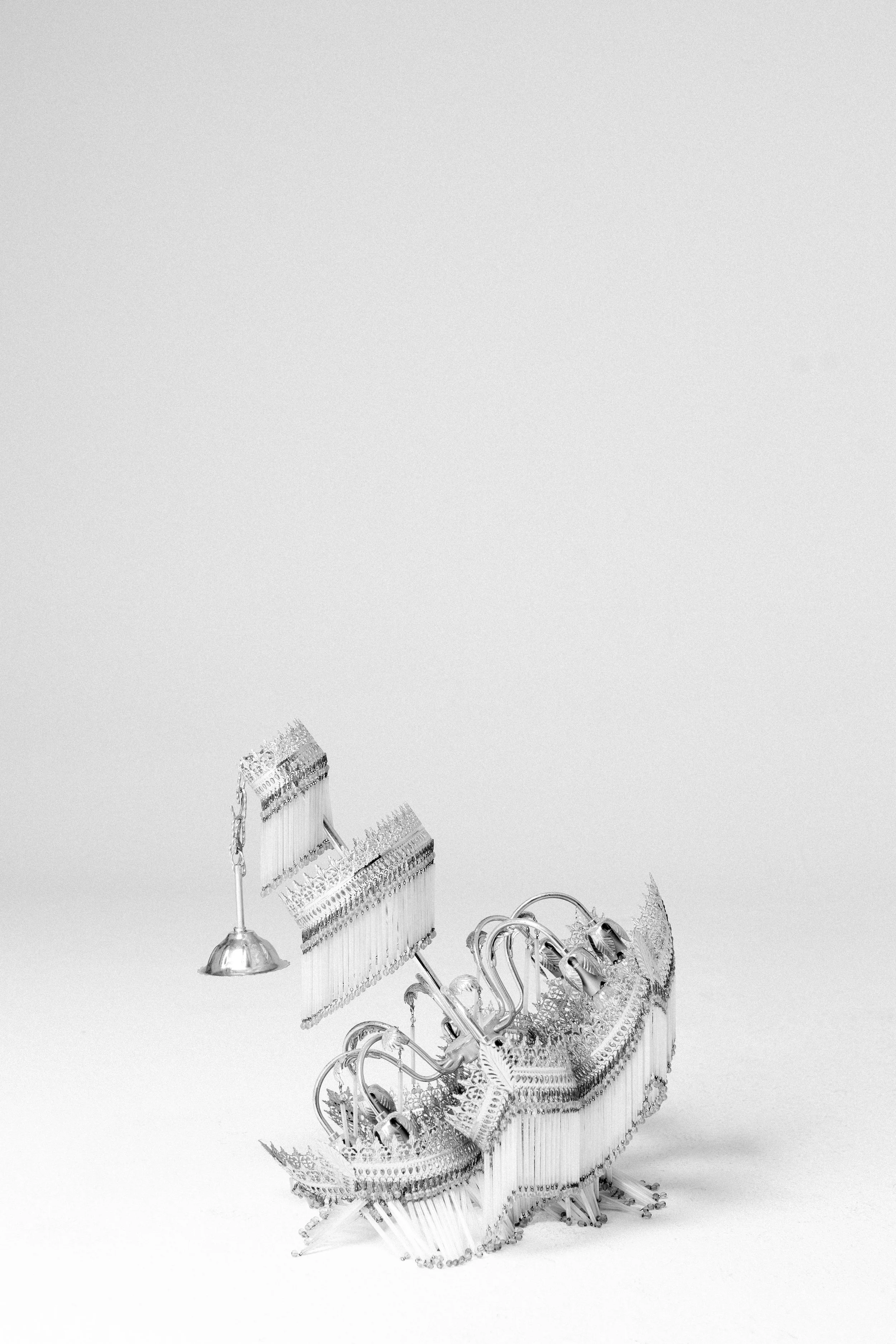 Bracciale composto da elastici e ciondoli in metallo, con elementi decorativi pendenti.