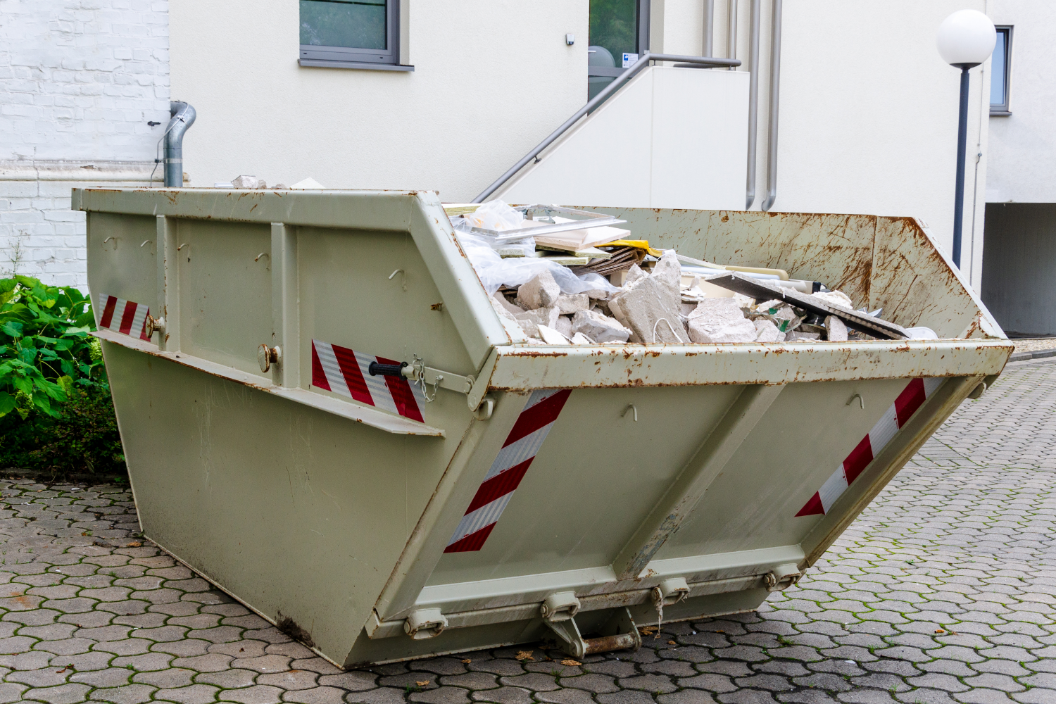 Dumpster vs. Full-Service Junk Removal: Which Is Right for Your Chicago Project?