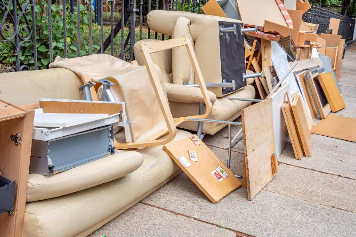 Best Ways to Dispose of Old Furniture in Chicago Without City Fines