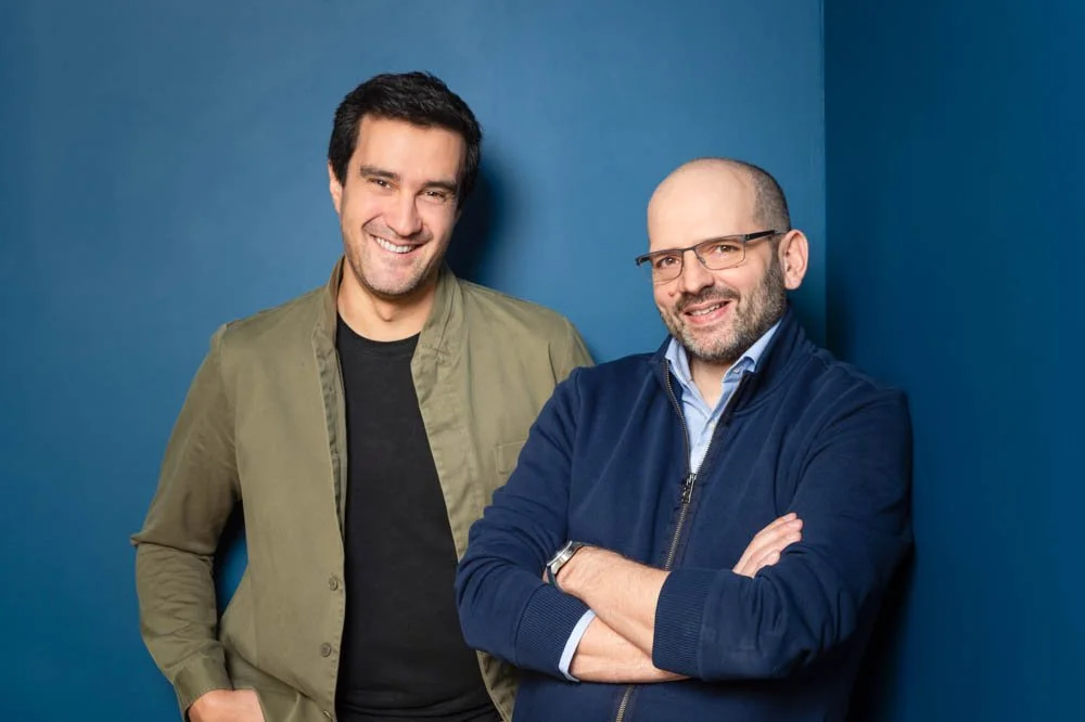 Portrait corporate de deux dirigeants dans leurs bureaux à Paris