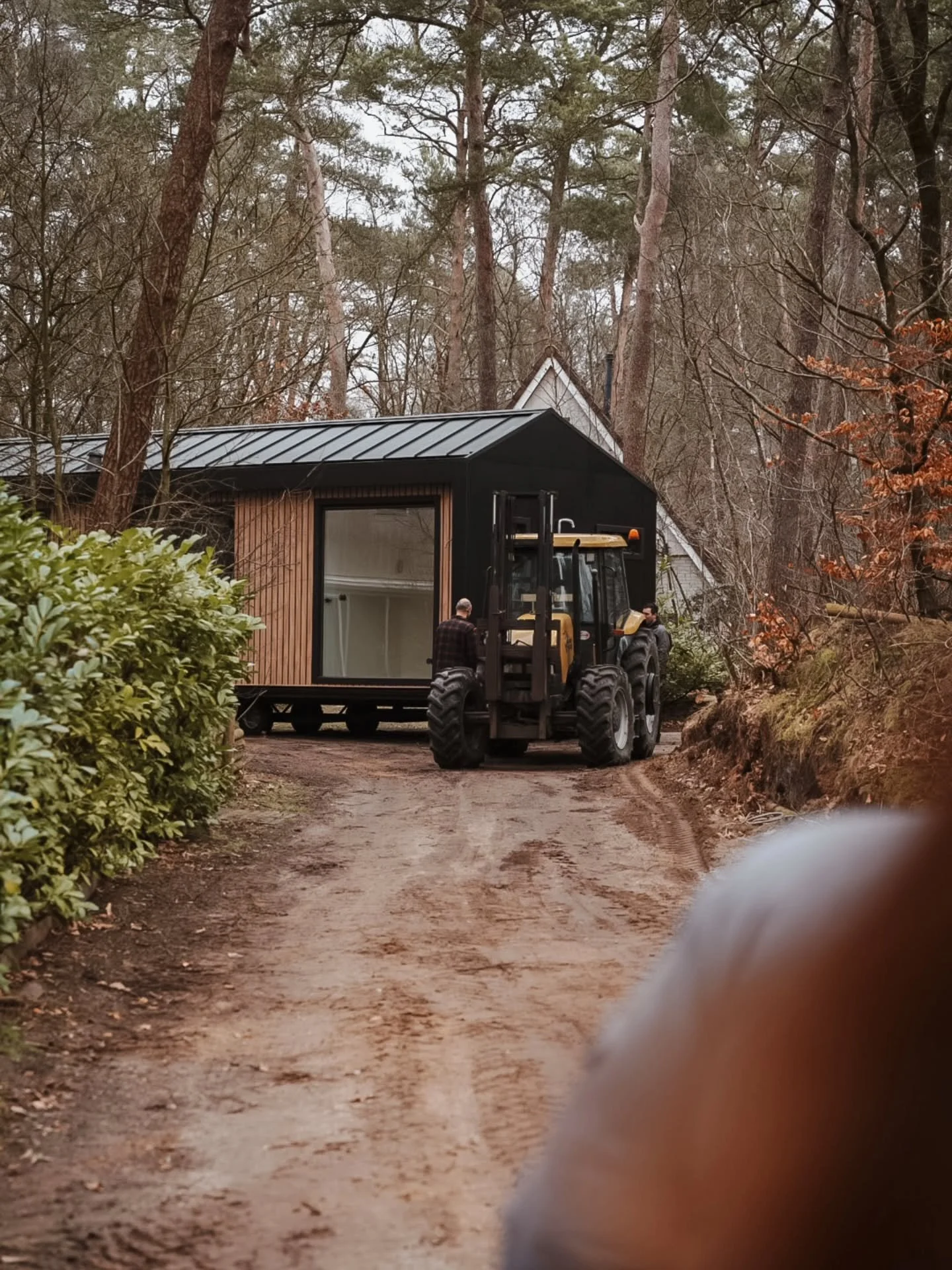 Gisteren werd Nola geplaatst🤩 Na een jaar ontwerpen, schetsen, keuzes maken en soms ook weer loslaten. Van moodboards tot bouwtekeningen. Van idee naar werkelijkheid.

En toen moest ze het park nog over. Soms paste het n&eacute;t. Aan beide kanten m