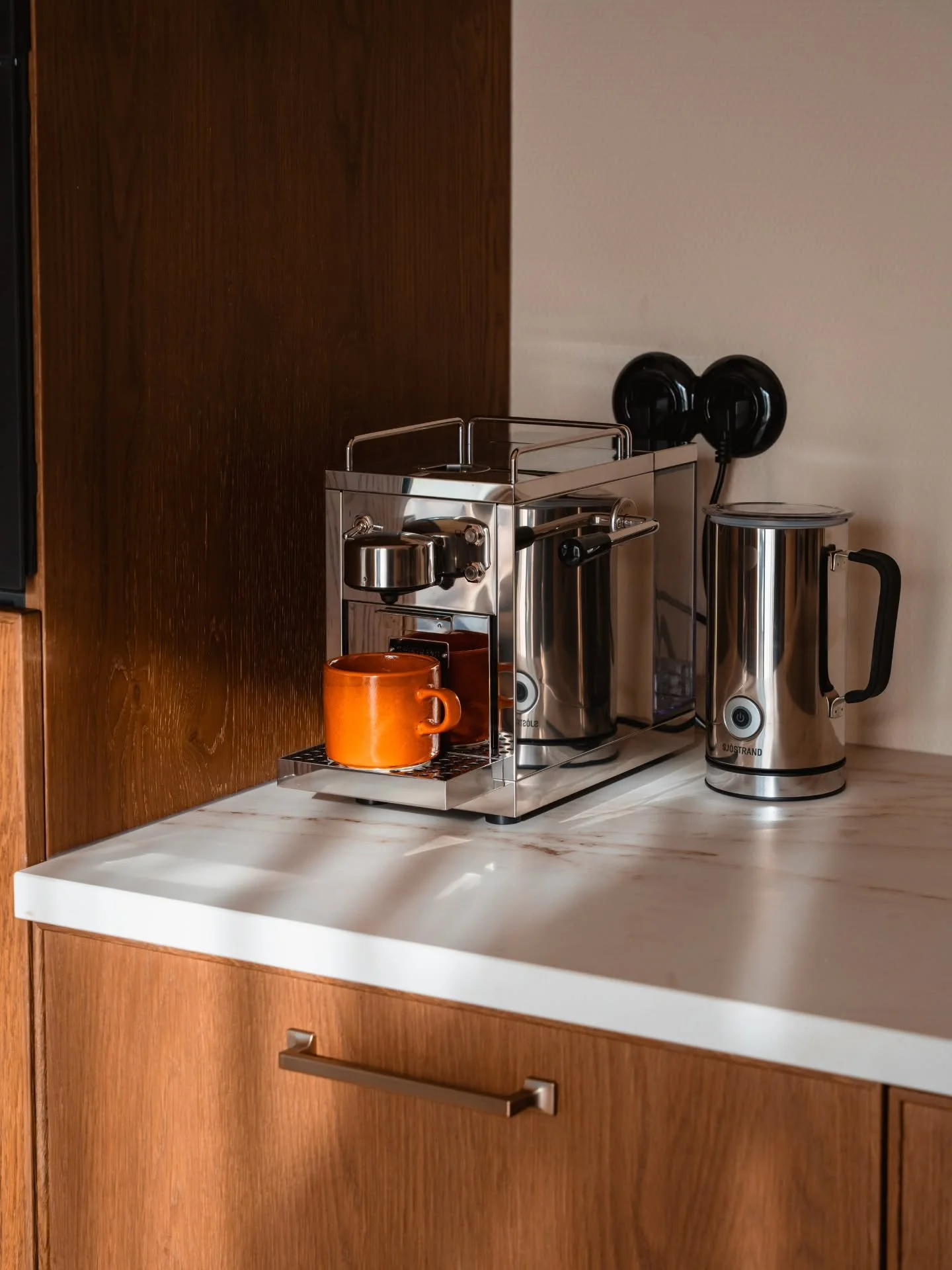 De eerste nacht in Nola is een feit. Nog op een luchtbed, dat wel 😅
Maar met een goed koffiezetapparaat en een zonnige plek midden in het groen voelde het al meteen goed! Nu weten we het zeker, dit wordt een hele fijne plek. 🌿😊
.
.
.
.
.
#nolatiny