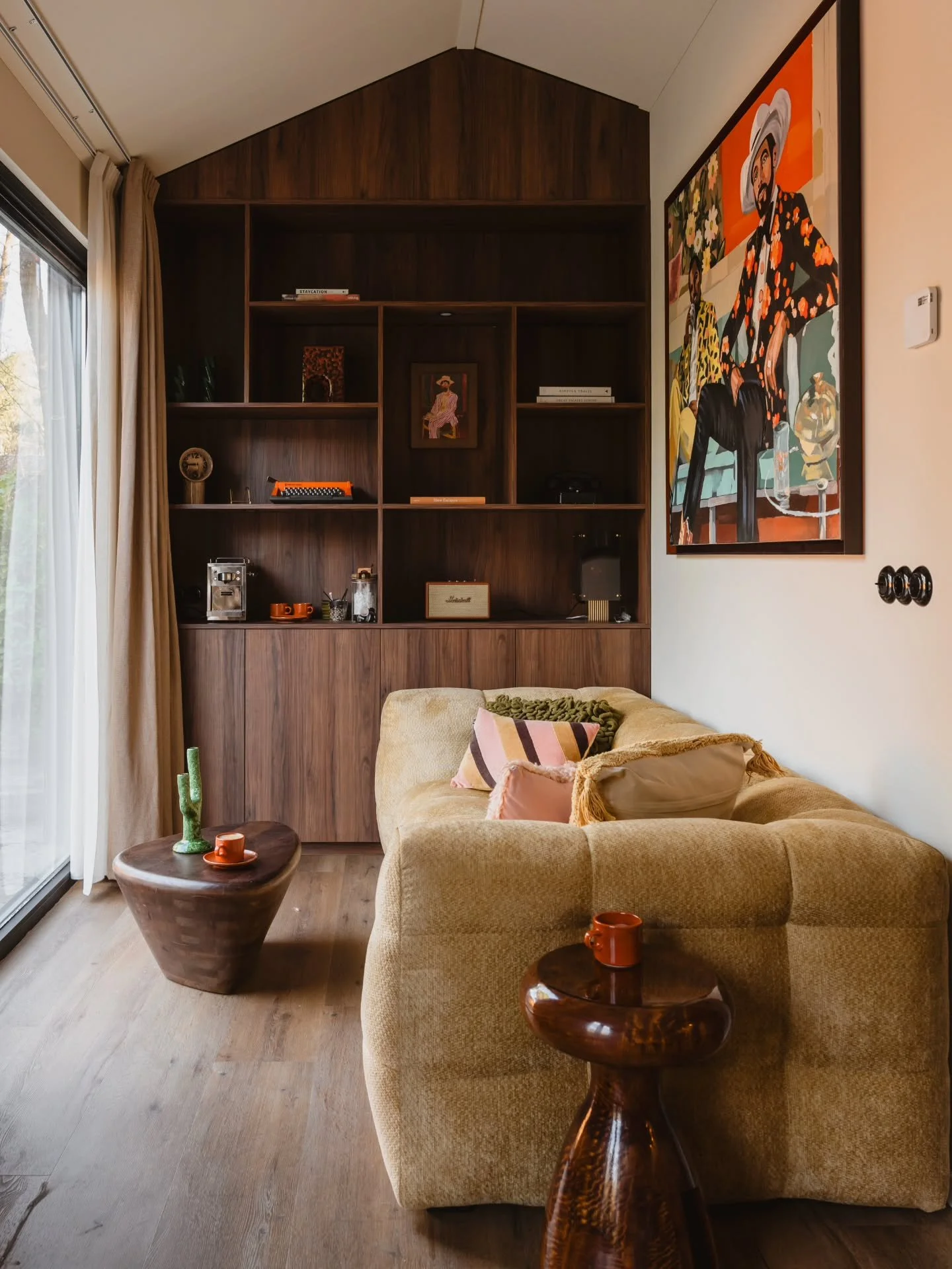 Dit weekend was verhuisweekend. Bank, tafel, bed... alles staat op z&rsquo;n plek. De woonkamer, eetkamer en slaapkamer zijn zo goed als af 🤩
Het blijft bijzonder om te zien hoe iets, dat eerst alleen een schets was, nu langzaam een plek wordt die t