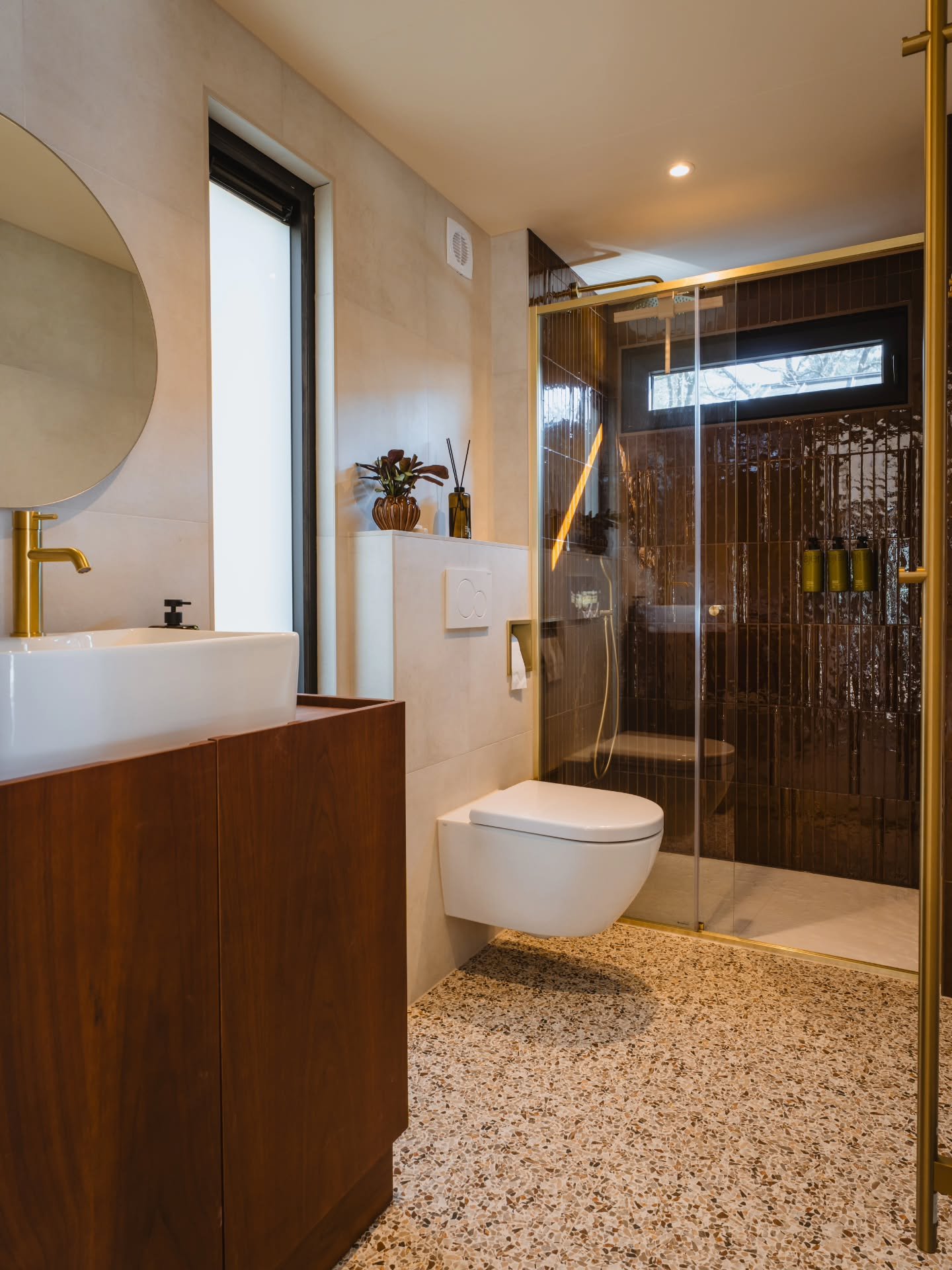 De badkamer van Nola🤎
Warm, rustig en tijdens het douchen gewoon naar buiten kunnen kijken. Precies zoals we &rsquo;m voor ons zagen ✨

Zin om hier de dag te beginnen? Nola is te boeken.
Stuur ons gerust een berichtje of kijk op onze website. Link i