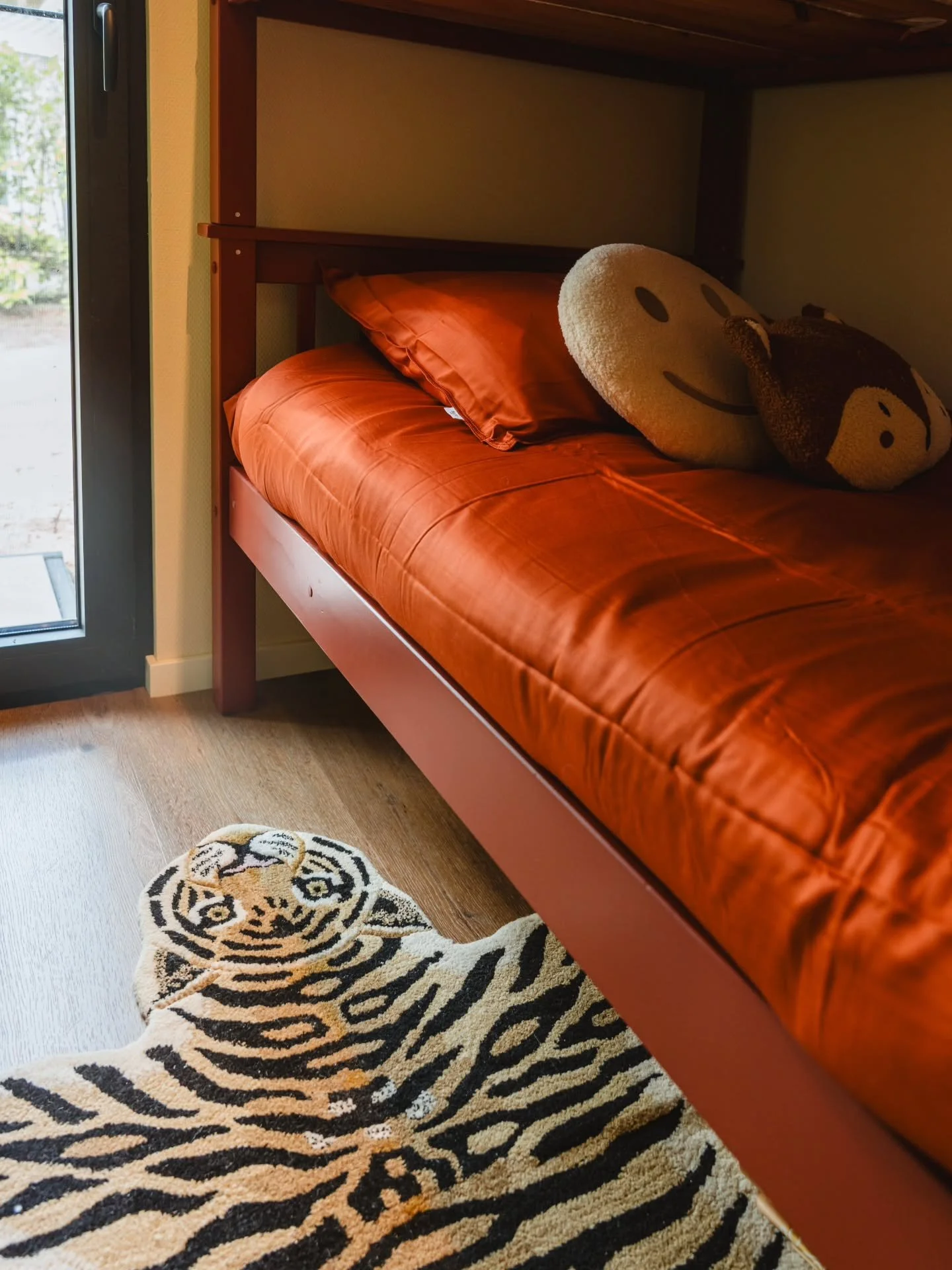 Klein kamertje, groot plezier 🐻🐯

Met een stapelbed om in te verdwijnen, een tijger op de grond, een beer die alles ziet en een box vol spelletjes en boekjes.

Eerlijk? Hier wil je zelf ook liggen.

#nolatinyhouse #kinderkamer #tinyhousenederland #