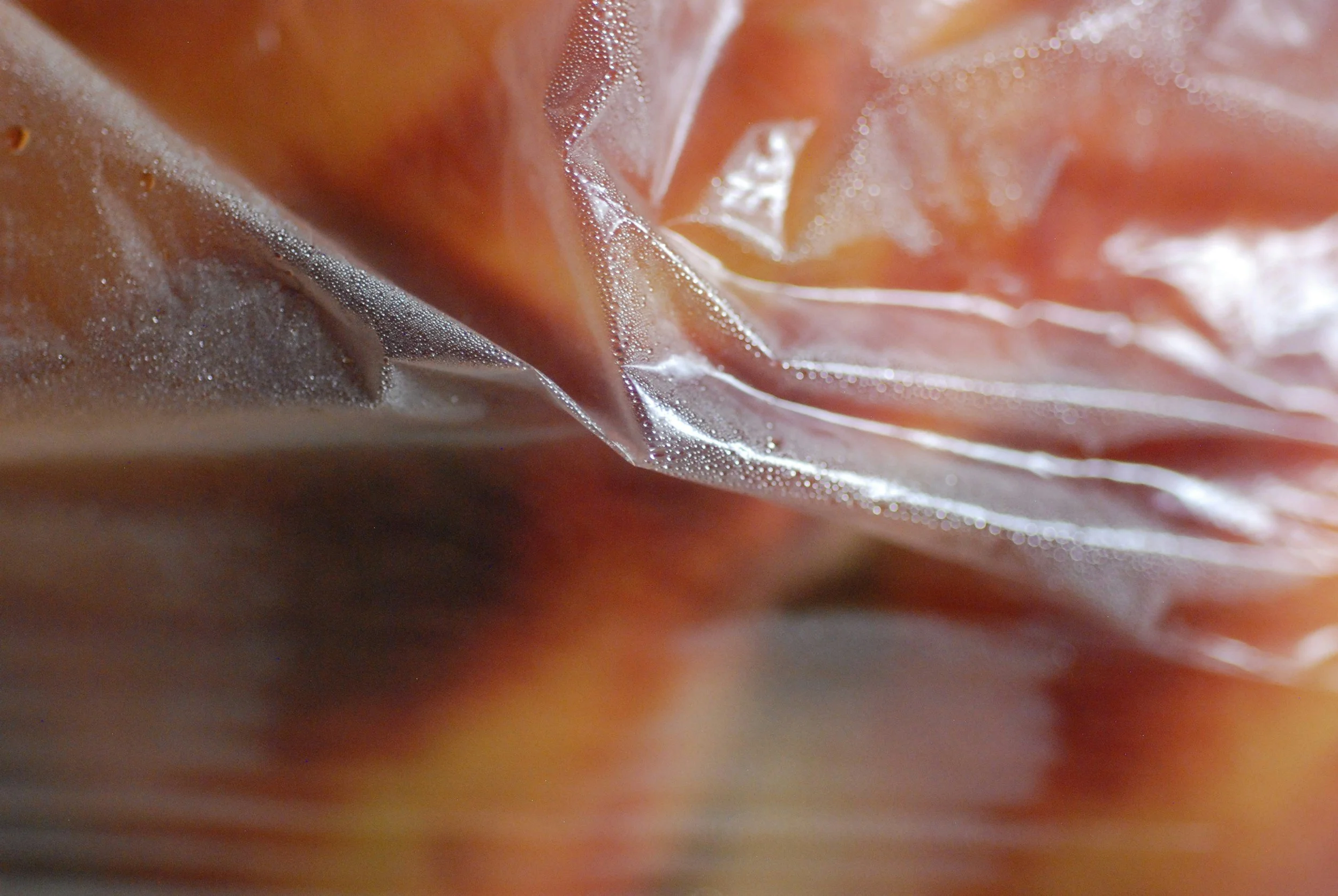 Nahaufnahme einer verformten Plastikfolie.