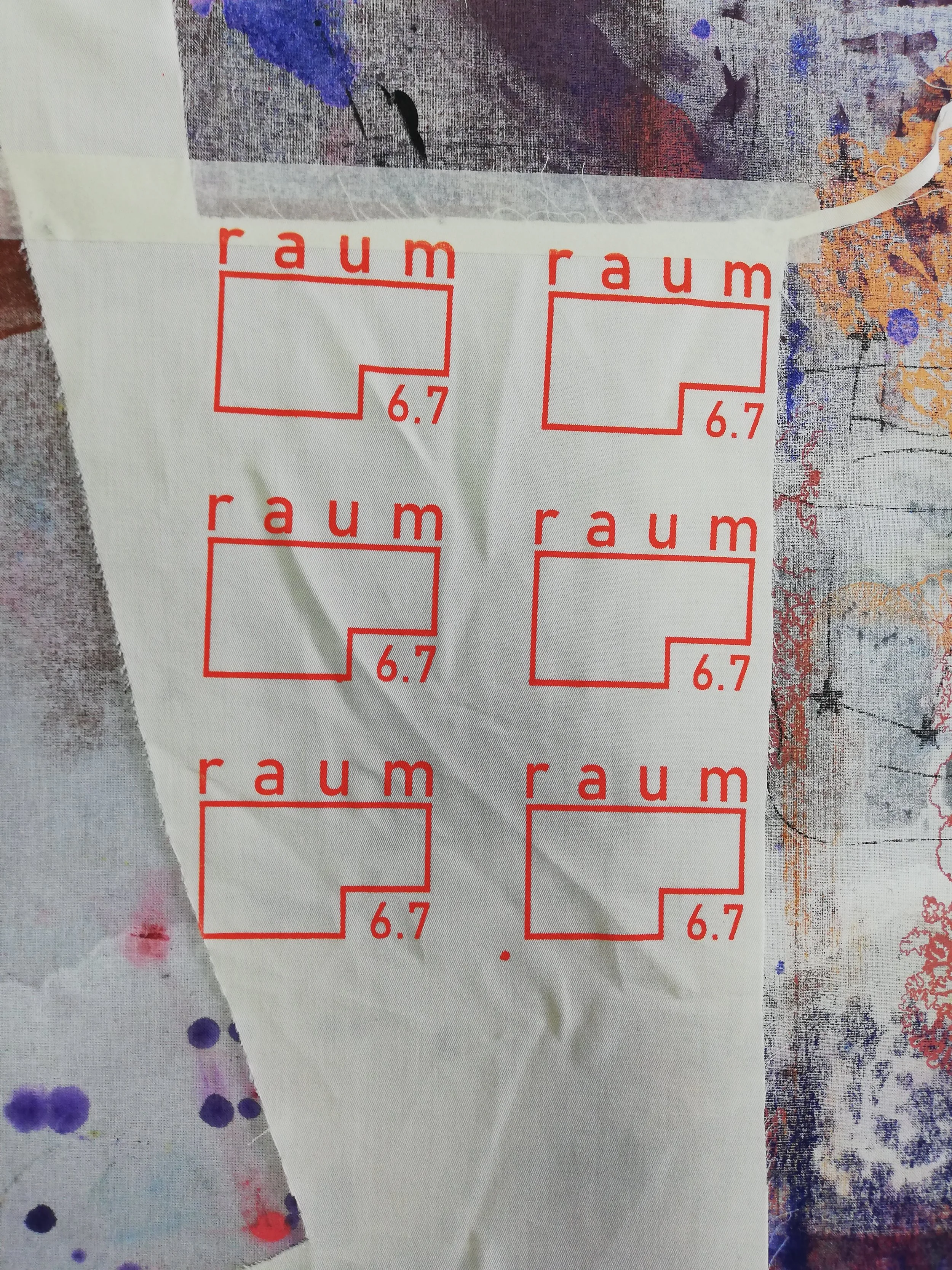 Siebdruck Logos des kollektiv raum6.7 orange auf hellem untergrund