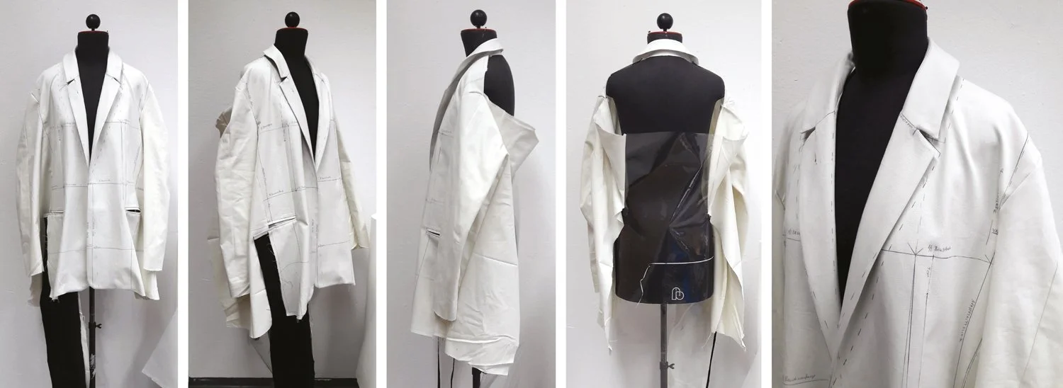 Modell eines weißen Sakkos mit Schnittmustern auf einer schwarzen Schneiderpuppe, gezeigt in verschiedenen Blickwinkeln.