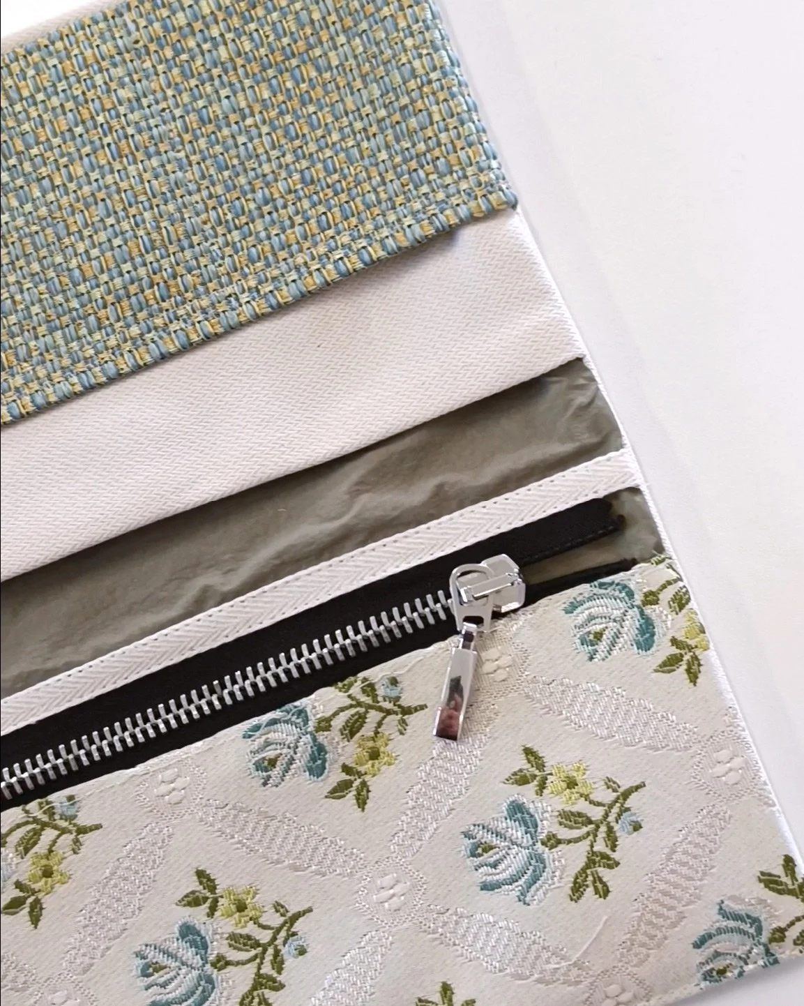 Porteminnaie-Klein-liegend-moleskin-detail-musterlasche.jpg