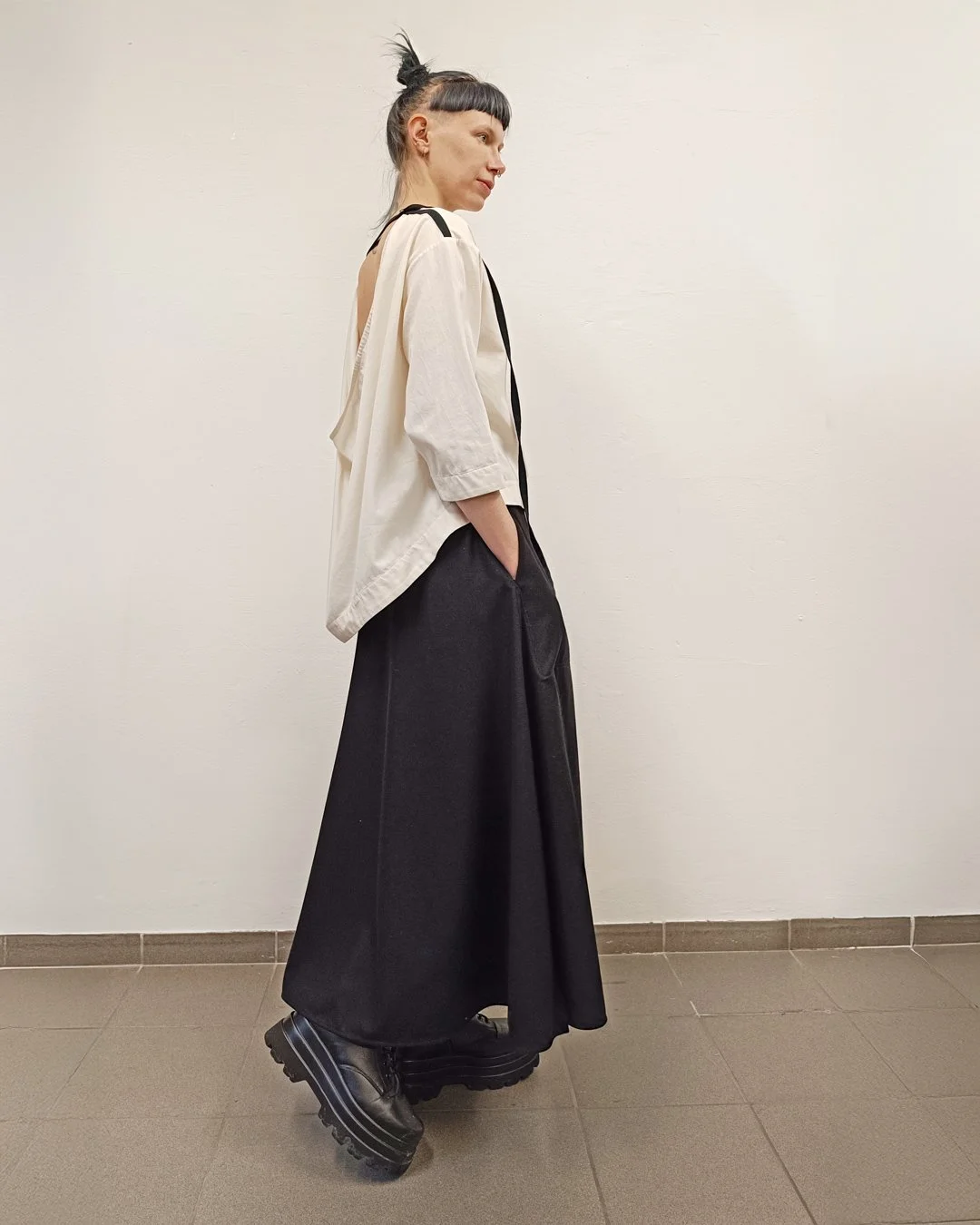 studio-HIER-glockenrock-wolle-schwarz-wasserfall-shirt-natur.jpg