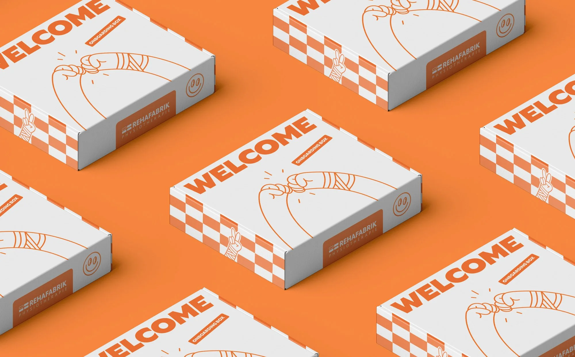 Ein Arrangement von Schachteln der REHAFABRIK auf denen das Wort "Welcome" und eine Illustration von zwei Händen, die einen Fistbump machen, zu sehen ist.