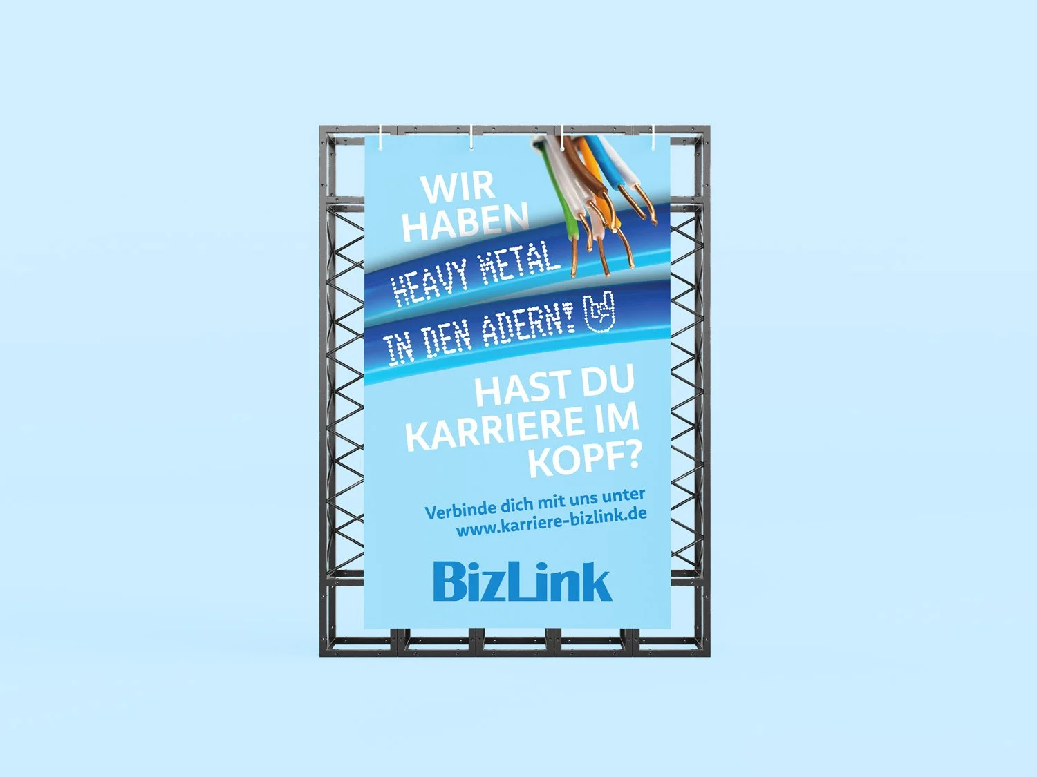 Werbebanner für Karrieremöglichkeiten bei BizLink, mit einem blauen Hintergrund, Kabeln und Text auf Deutsch.