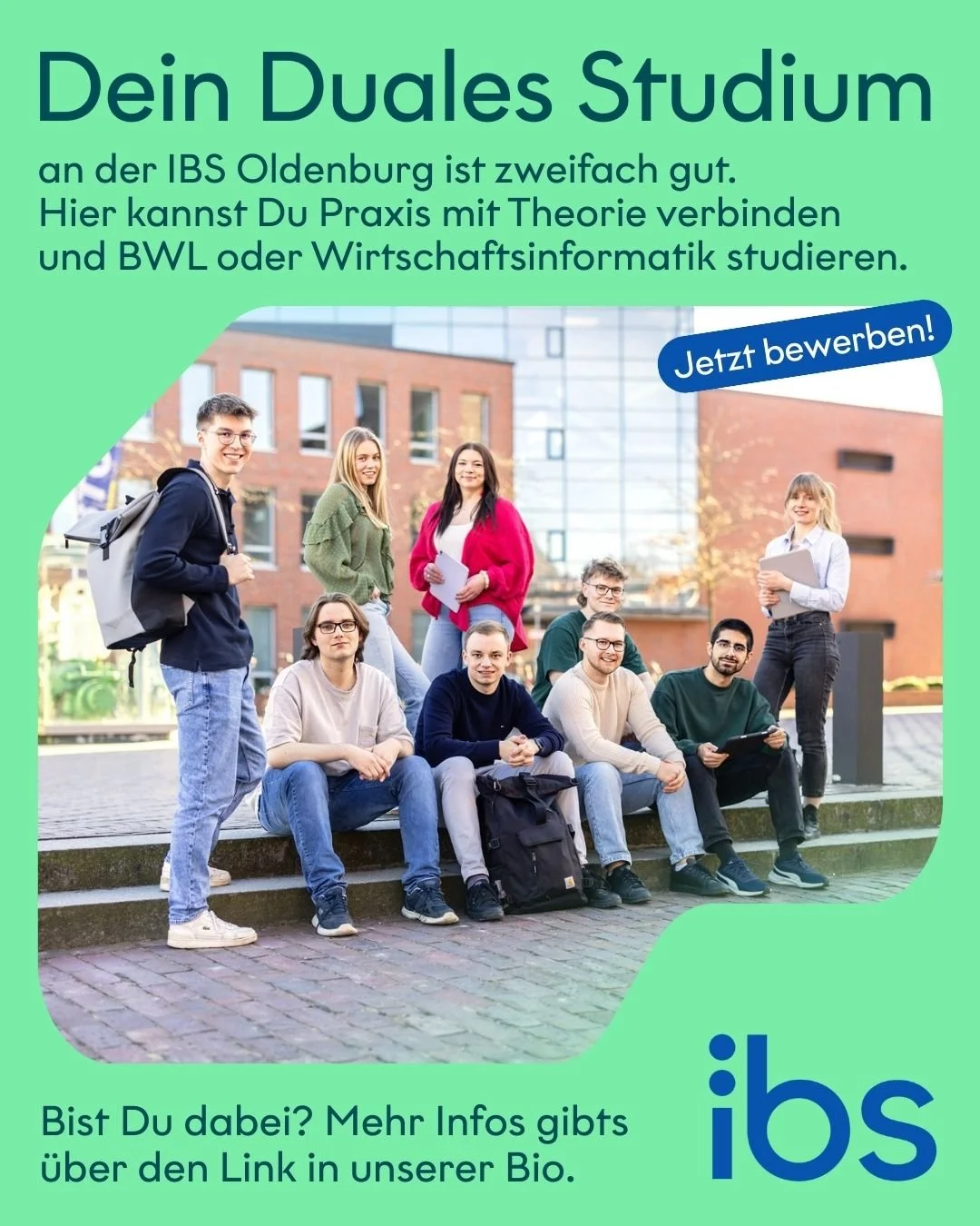 Posterwerbung für das duale Studium am IBS Oldenburg mit einer Gruppe junger Studierender im Freien, die lächelnd zusammen sitzen und stehen, inklusive Text und einem Bewerbungsaufruf.