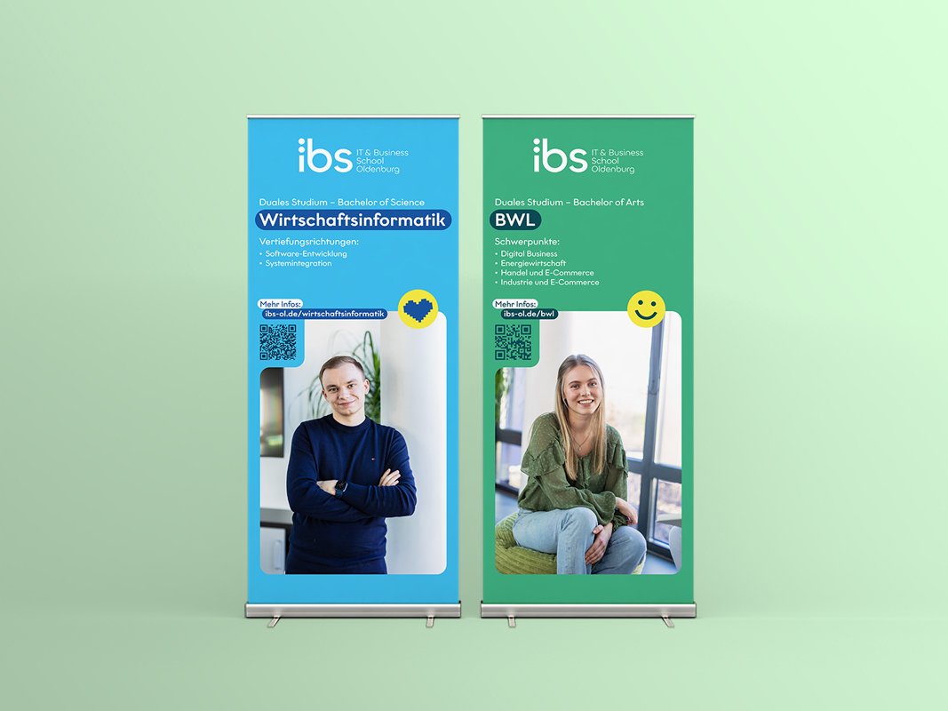 Zwei Werbe-Banner für die Hochschule IBS Oldenburg, links für den Studiengang Wirtschaftsinformatik, rechts für den Studiengang BWL, mit Fotos von Studenten, QR-Codes und zusätzlichen Informationen.