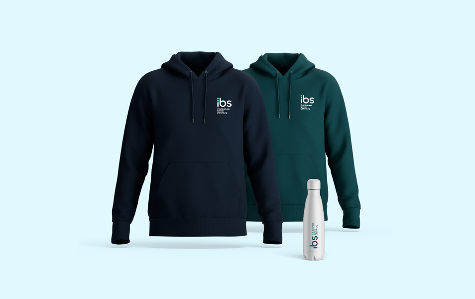 Zwei hoodies in dunkelblau und dunkelgrün mit einem weißen Wasserflasche, alle mit dem Logo 'ibs' auf der Vorderseite.