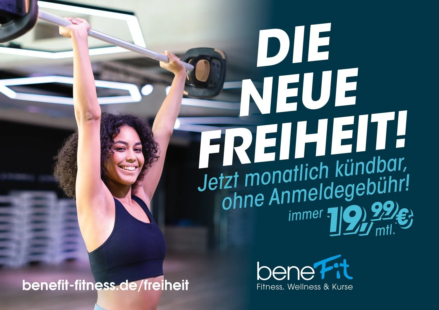 Junge Frau hebt eine Hantel im Fitnessstudio, rechts Text in Deutsch, Werbung für Fitnessstudio-Mitgliedschaft mit monatlicher Kündigung ohne Anmeldung, Preis 19,99 Euro, Logo BeneFit Fitness, Webseite benefit-fitness.de/freiheit