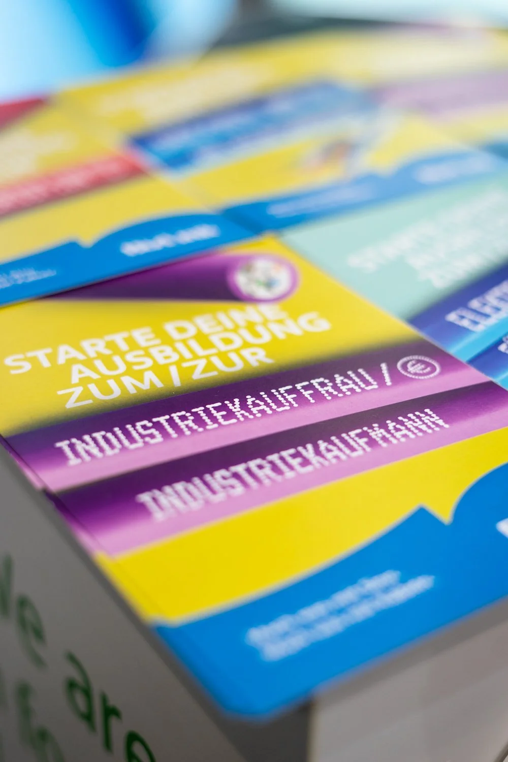 Broschüren und Flyer in verschiedenen Farben, die sich um Ausbildung und Industriearbeit drehen.