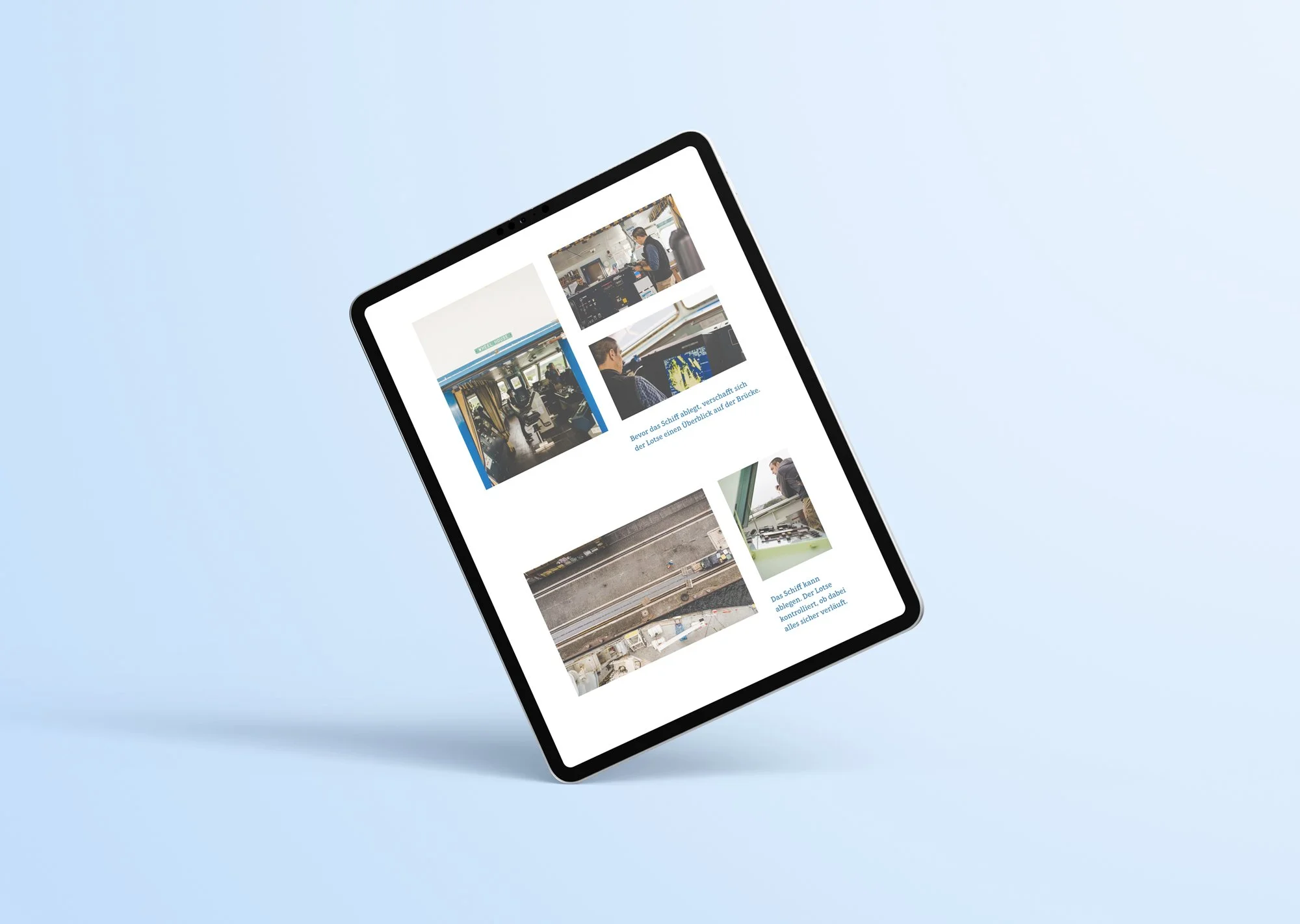 Ein Tablet zeigt eine Webseite mit Bildern und Text, die in einem hellblauen Raum liegt.