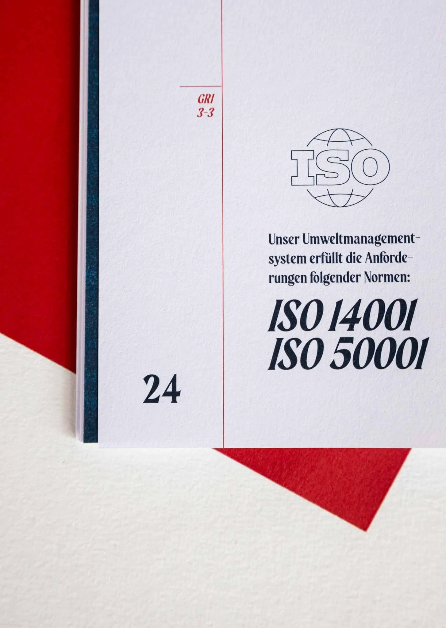 Teil eines Dokuments mit dem ISO-Logo und einigen Norm-Nummern, auf einem weißen Hintergrund mit roter und blauer Dekoration