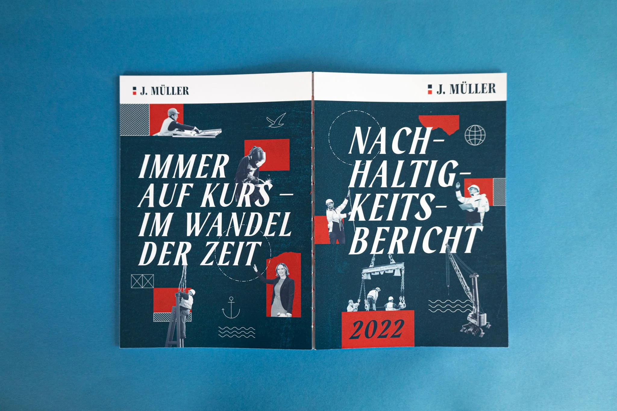 Das Bild zeigt eine offene, gebundene Broschüre mit dem Titel "J. Müller" und dem Thema "Immer auf Kurs im Wandel der Zeit". Das Jahr 2022 ist markiert, und es gibt verschiedene grafische Elemente wie Menschen beim Klettern, Arbeiten mit Baumaschinen, und Symbole wie ein Globus und ein Anker, vor einem blauen Hintergrund.