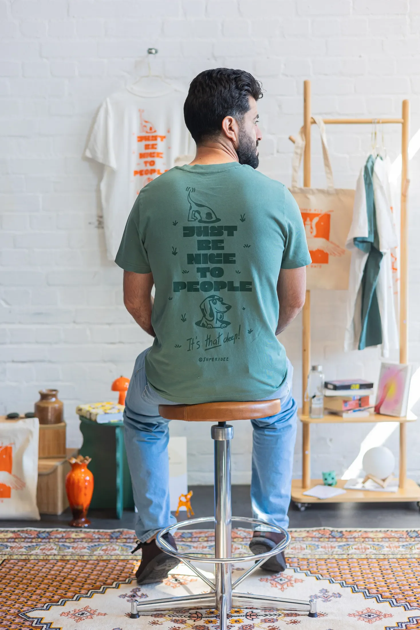 superidee-werbeagentur-super-shop-ibis-super-t-shirt-groessen-beispiel-hinten.webp