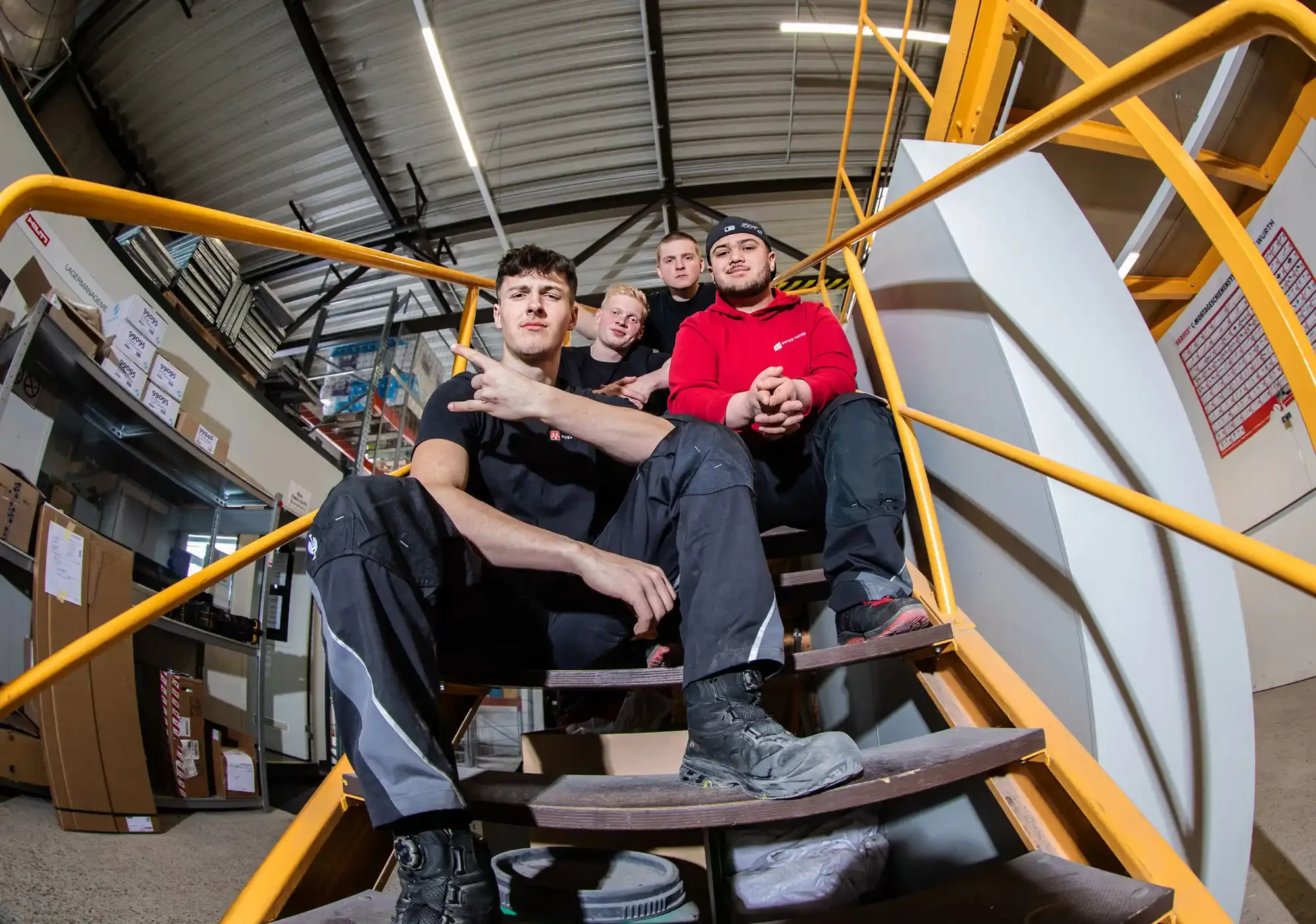 superidee-werbeagentur-oldenburg-meyer-technik-azubi-marketing-fotoshooting-handwerk-treppe_startseite.webp