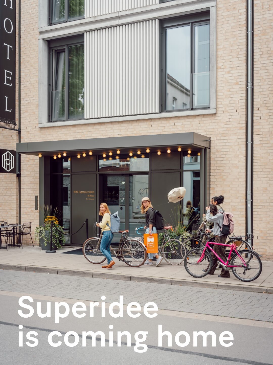 Superidee is back home 🧡

Nach zwei Jahren Renovierung und Modernisierung sind wir aus der Rosenstra&szlig;e zur&uuml;ck in die Osterstra&szlig;e 16 umgezogen und sind super happy, wieder &bdquo;zu Hause&ldquo; zu sein.

Als wir damals gingen, wusst