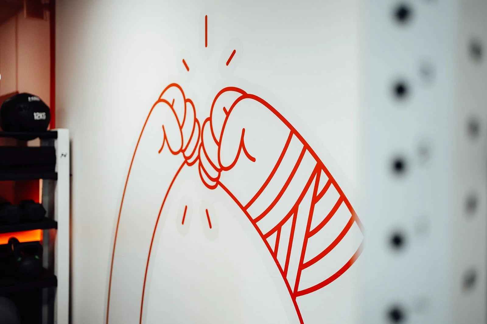 Illustration von zwei Händen, die sich in einem Handschlag befinden, auf einer weißen Wand, mit roten Linienzeichnung und Akzents