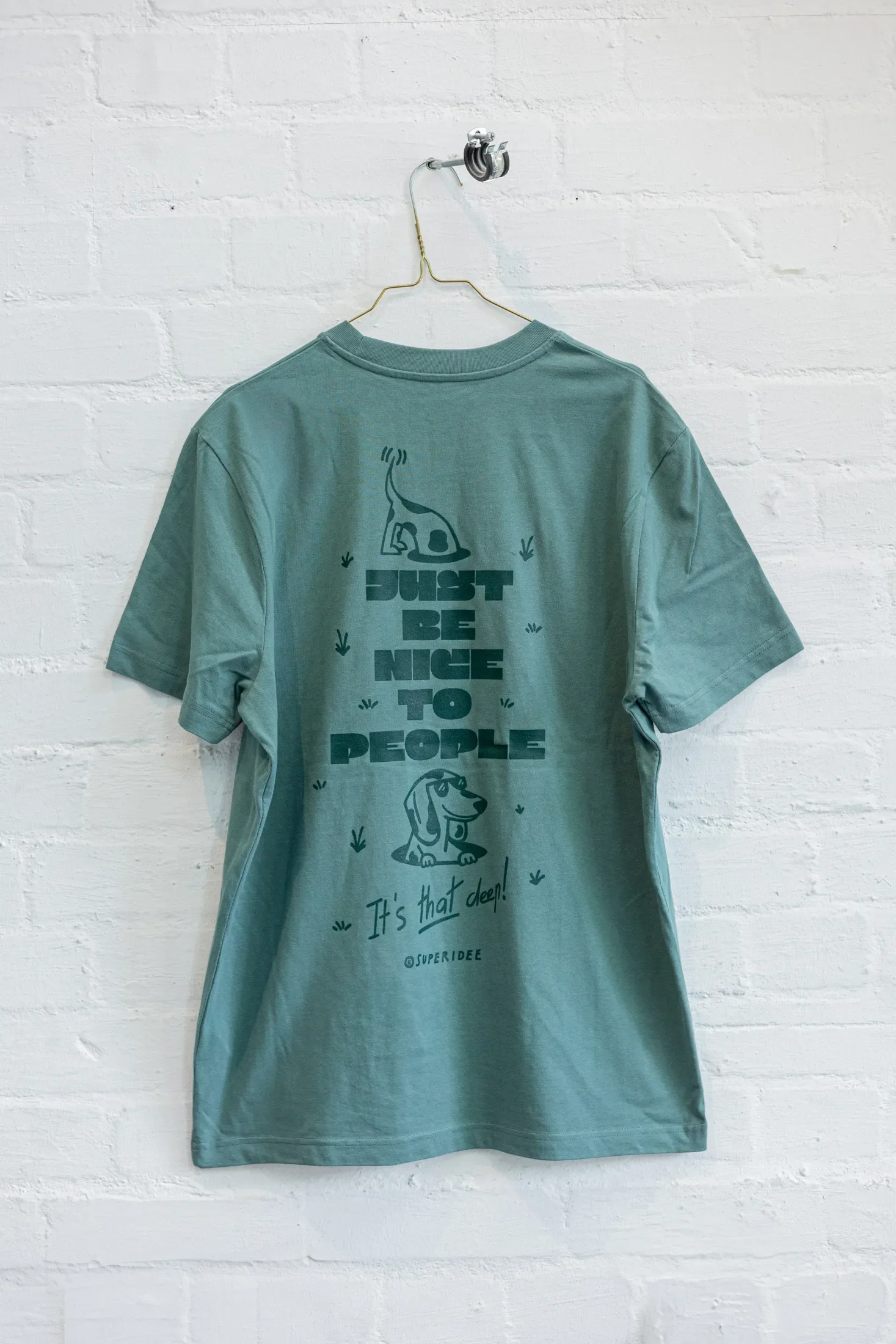 Ein grünes T-Shirt mit der Aufschrift "Just be nice to people".