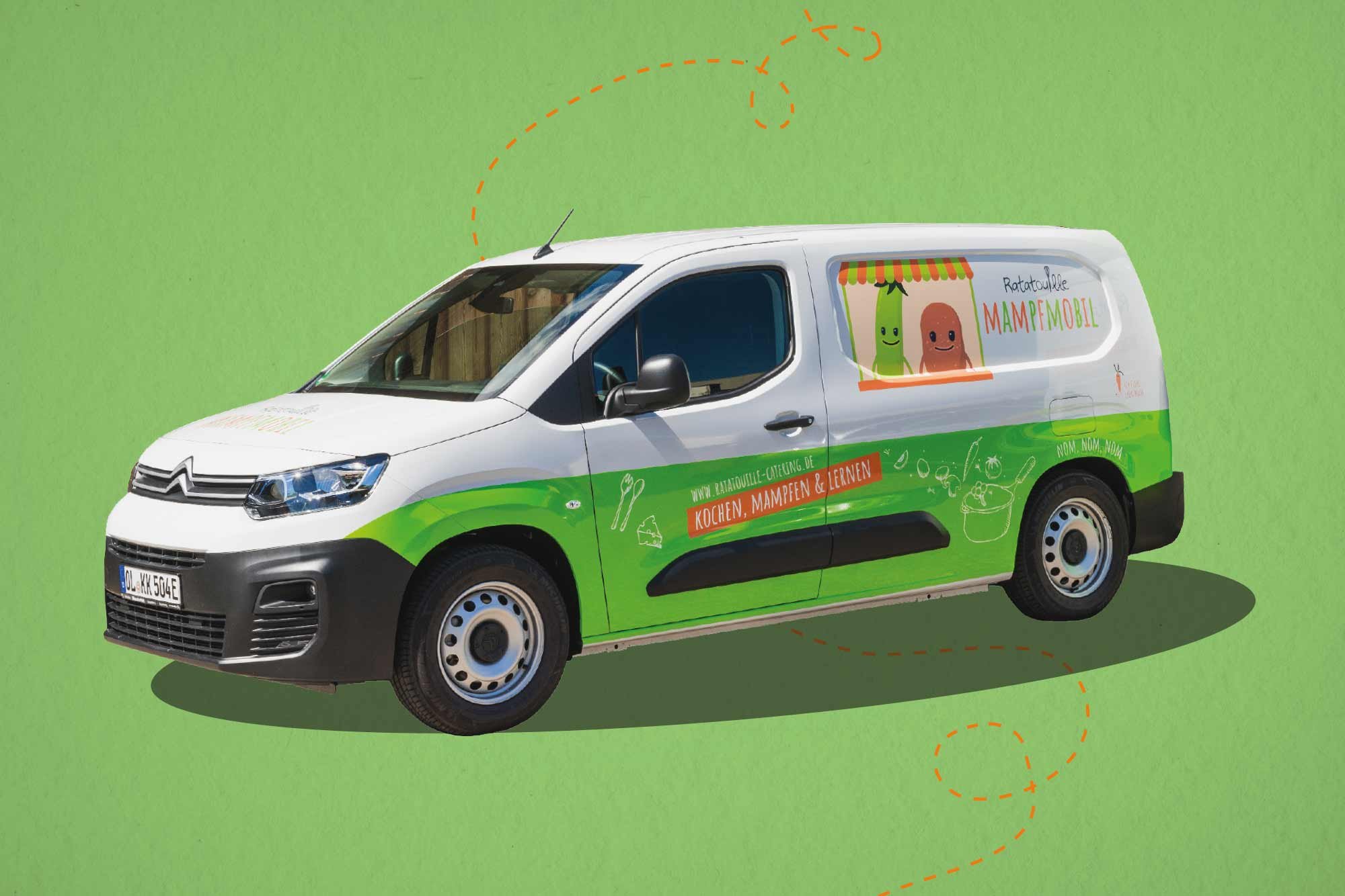 Ein weißer Lieferwagen mit grüner Werbefläche auf der Seite, die Illustrationen von Gemüse und Kochutensilien zeigt. Das Logo zeigt zwei lachende Gemüsesorten, eine grüne und eine braune, und der Text lautet 'Ratatouille Mampfmobil'.