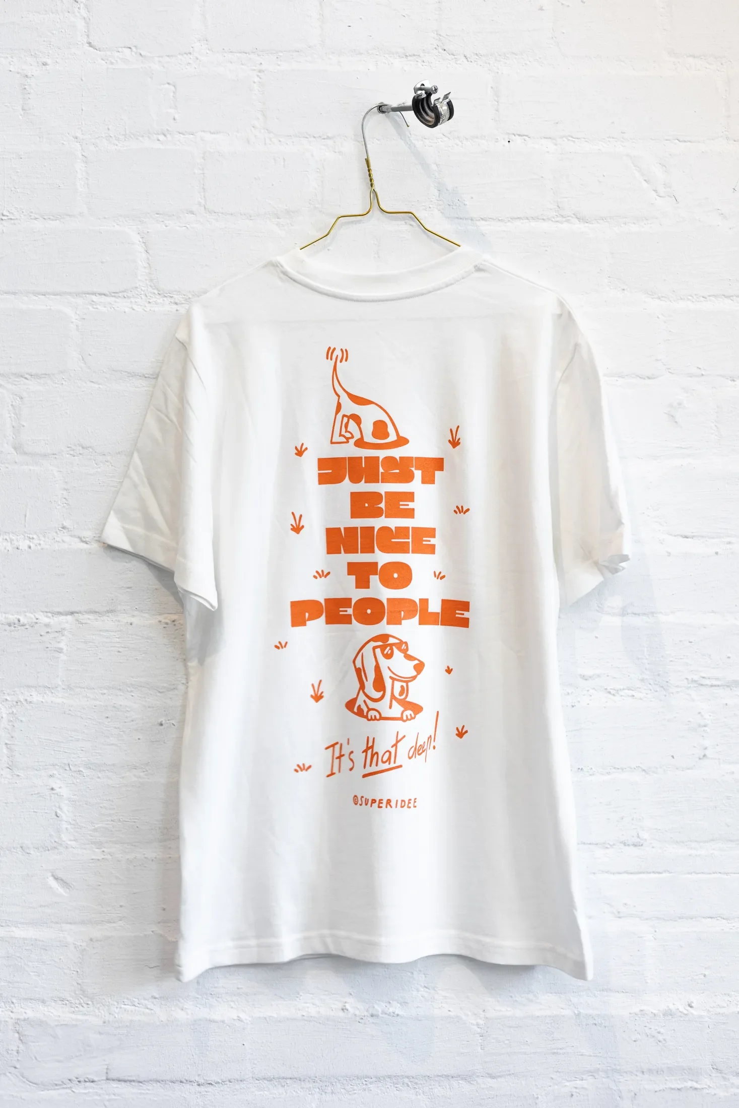 Ein weißes T-Shirt mit der Aufschrift "Just be nice to people".