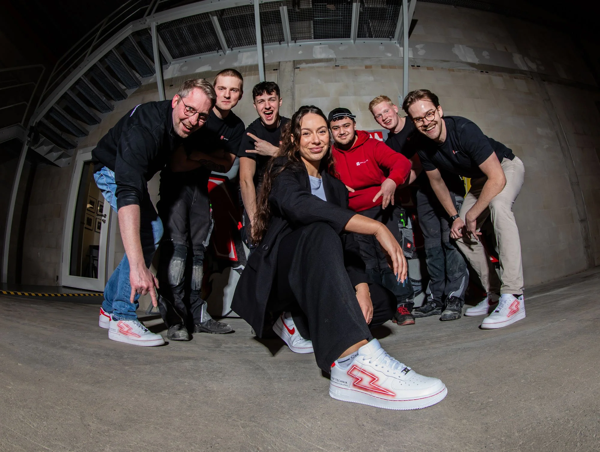 Ein Gruppenbild der Auszubildenen und Ausbilder von Meyer Technik in einer Werkstatt.