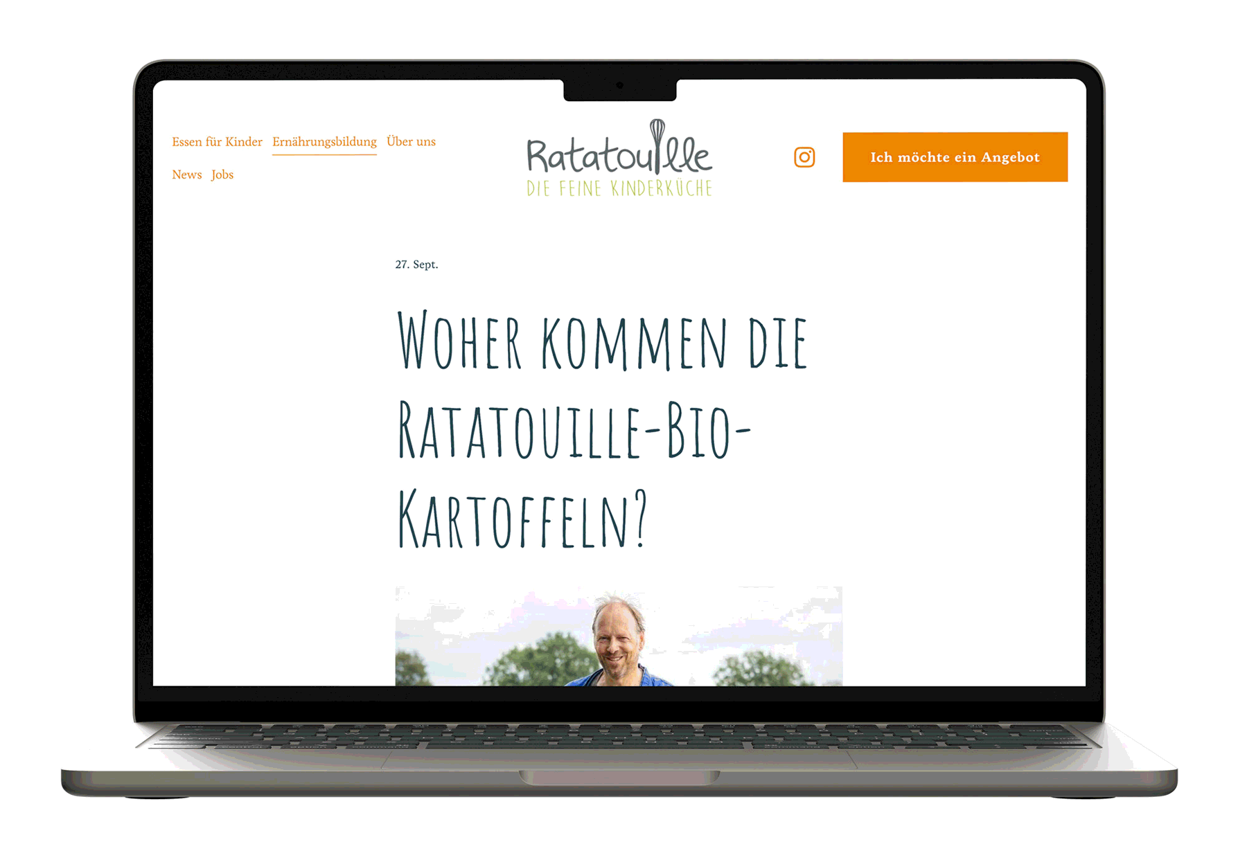 Bildschirm zeigt Webseite von 'Ratatouille', Kinderküche, mit Überschrift 'Woher kommen die Ratatouille-Bio-Kartoffeln?' in deutscher Sprache, mit Menüoptionen und einem Foto eines lachenden Mannes im Freien.