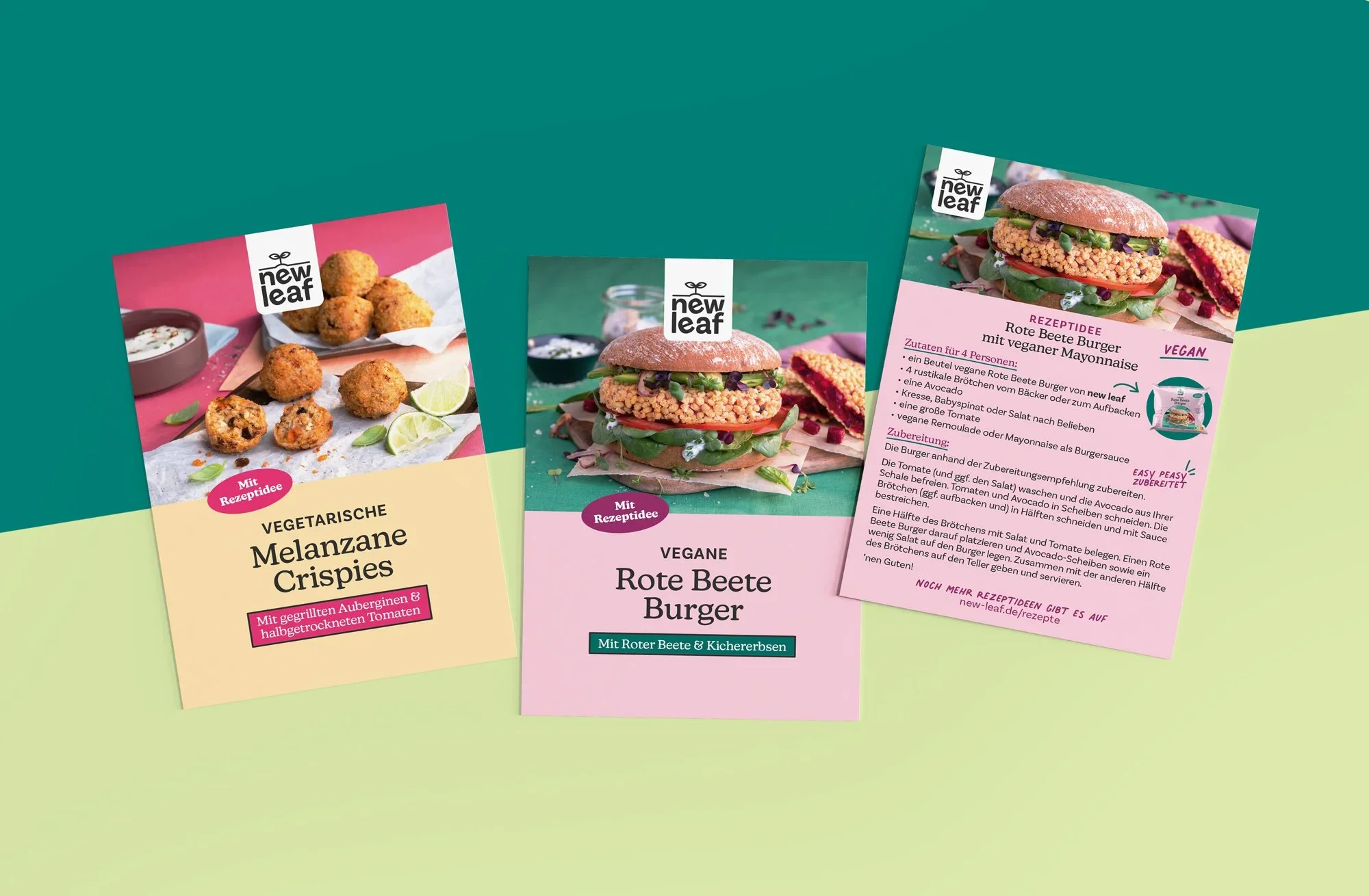 Drei vegetarische Rezeptflyer von 'new leaf'. Der erste zeigt vegetarische Crisps mit Auberginen und Tomaten, der zweite einen veganen roten Beete Burger, und der dritte eine vegane rote Beete Burger Zubereitung mit Zutaten und Rezeptdetails.