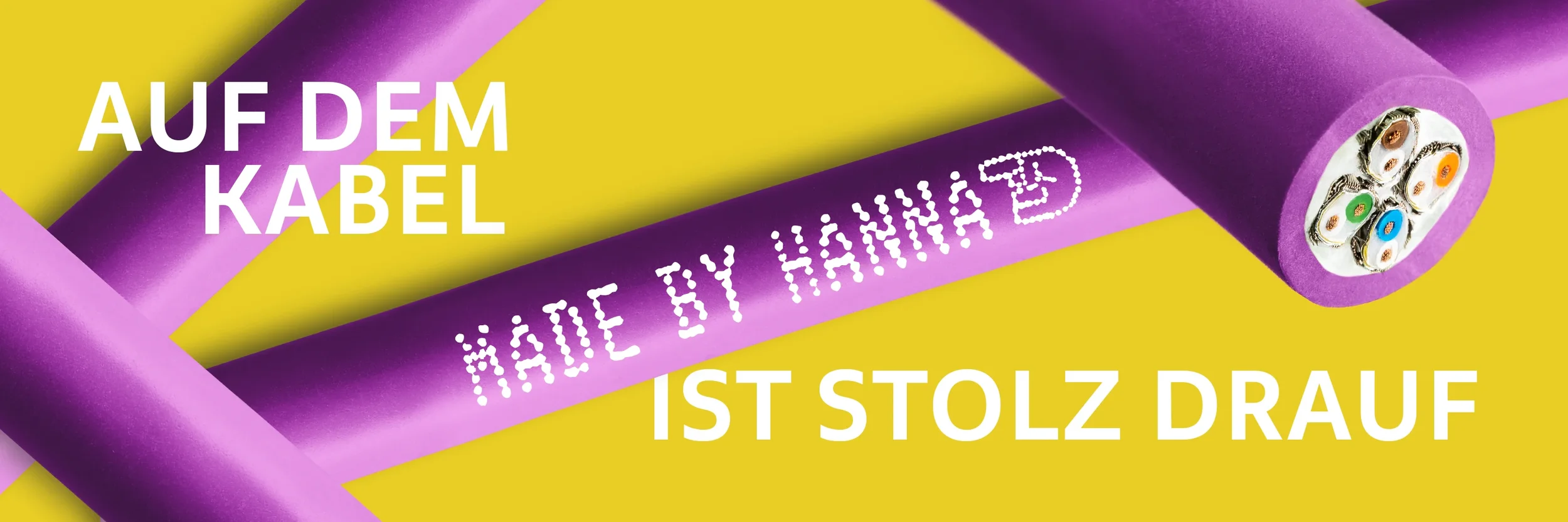 Blick auf einen Querschnitt eines blauen Kabels mit mehreren farbigen Drähten und Beschriftung auf dem Kabel, vor einem gelben Hintergrund, mit weißen Text über das Kabel, der auf Deutsch sagt: 'Auf dem Kabel ist stolz drauf'.