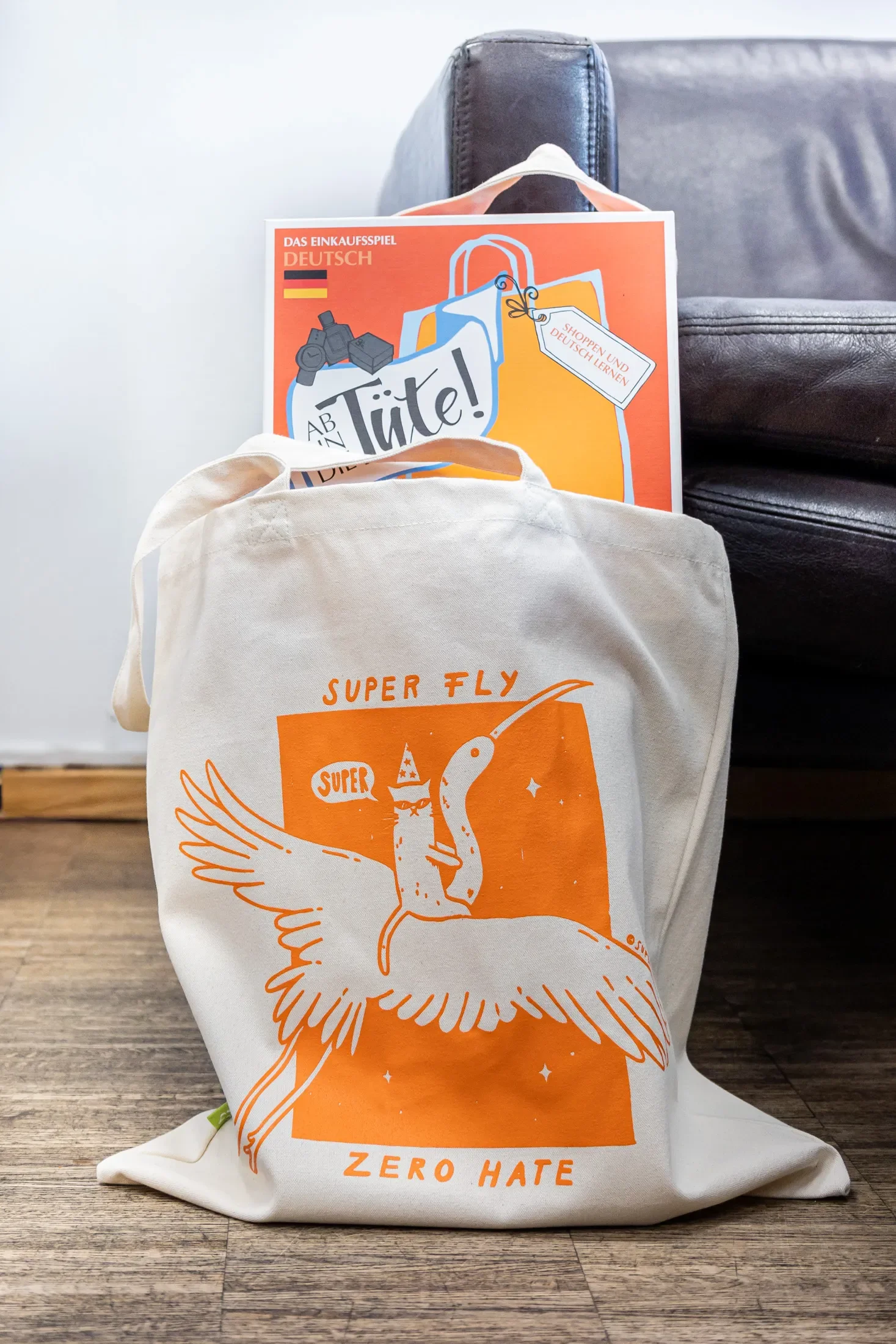 In der  Super-Tasche mit der Aufschrift "Super fly zero hate", die im Superidee Werbeagentur Online-Shop angeboten, liegt das Lernspiel Ab in die Tüte! Shoppen und Deutsch lernen.