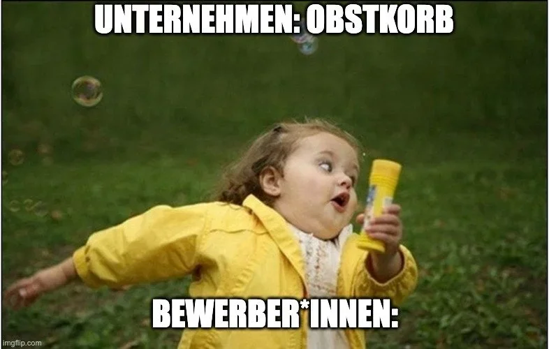 Ein Meme mit einem kleinen rennenden Mädchen in einer gelben Jacke mit einer Seifenblasendose in der Hand. Sie stellt Bewerber:innen dar, die losreden, wenn Unternehmen Mitarbeitern einen Obstkorb in Aussicht stellen.