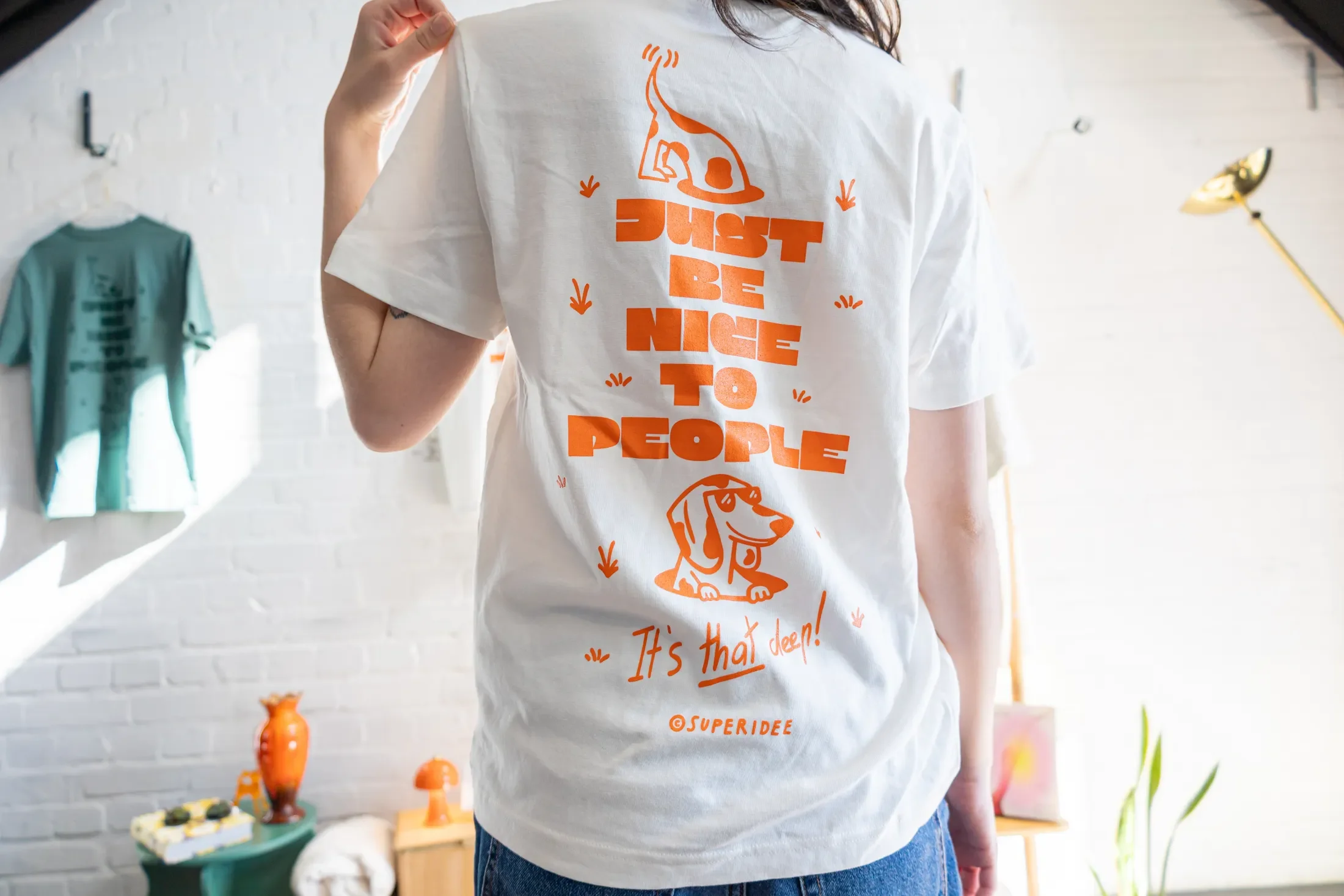 superidee-werbeagentur-super-shop-ibis-oldenburg-white-super-shirt-be-nice-to-people-back-4.webp