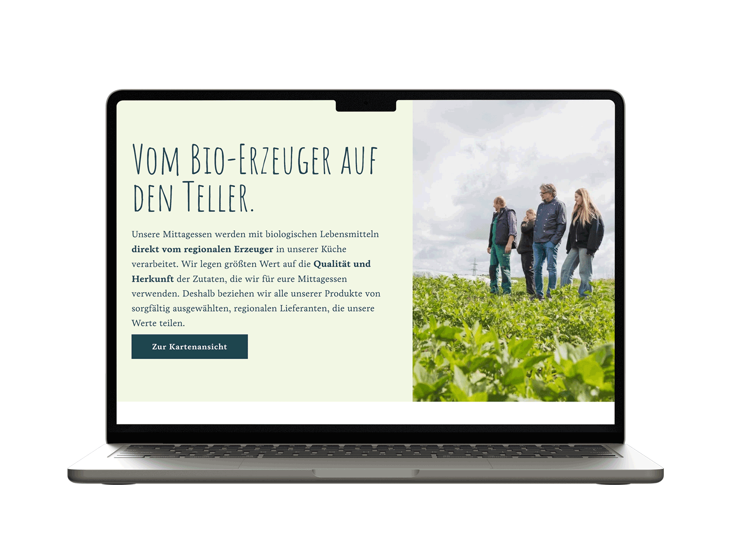 Ein Laptop zeigt eine Webseite über Bio-Lebensmittel, mit einem Bild von Menschen auf einem Bauernhof im Freien.