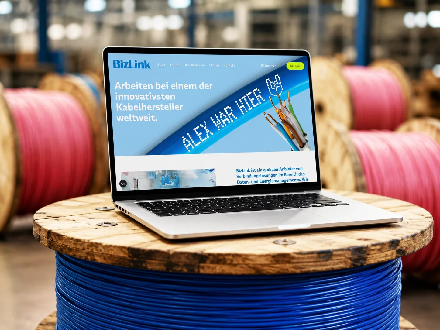 Laptop auf einem Holzstuhl mit blauer Kabelrolle im Hintergrund, zeigt Webseite von BizLink über Kabelhersteller.