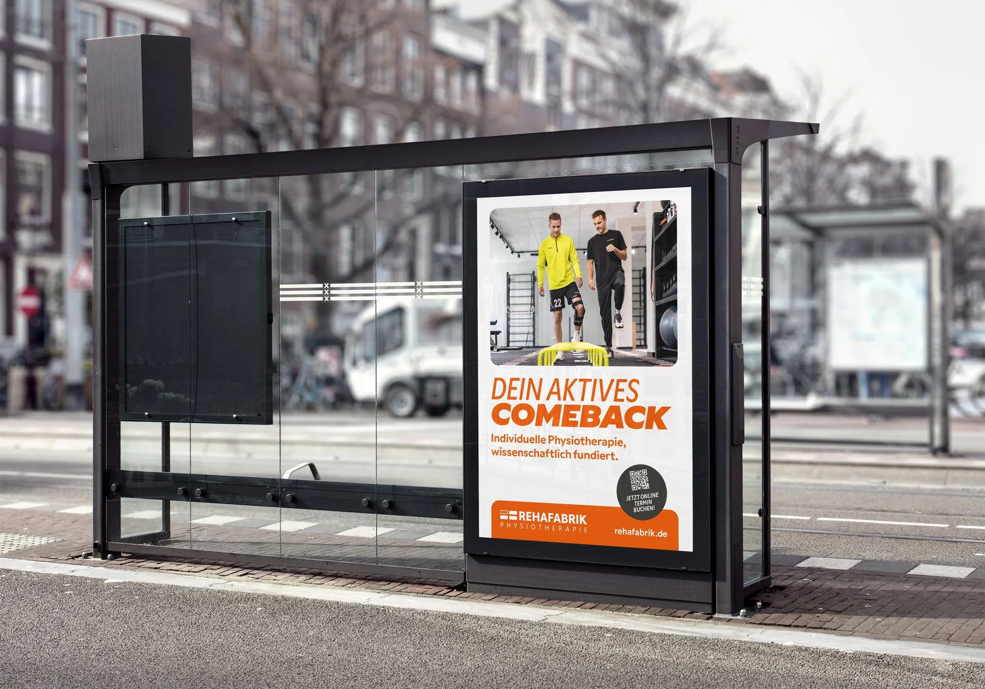 Ein Citylight-Plakat der REHAFABRIK mit der Botschaft "Dein aktives Comeback" an einer Bushaltestelle.