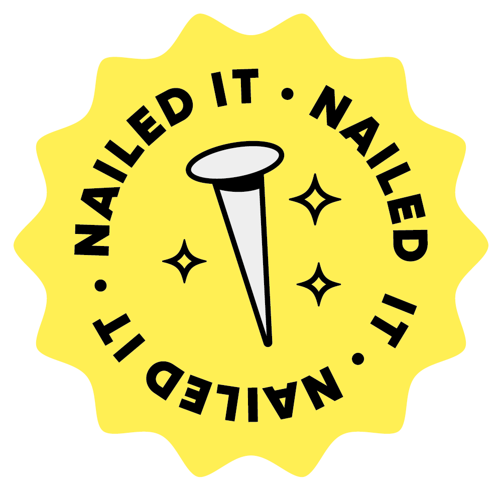 Ein gelber Sticker mit einem Nagel in der Mitte, umgeben von schwarzen Texten 'NAILED IT · NAIL'D IT · NAILED IT · NAILED IT'.