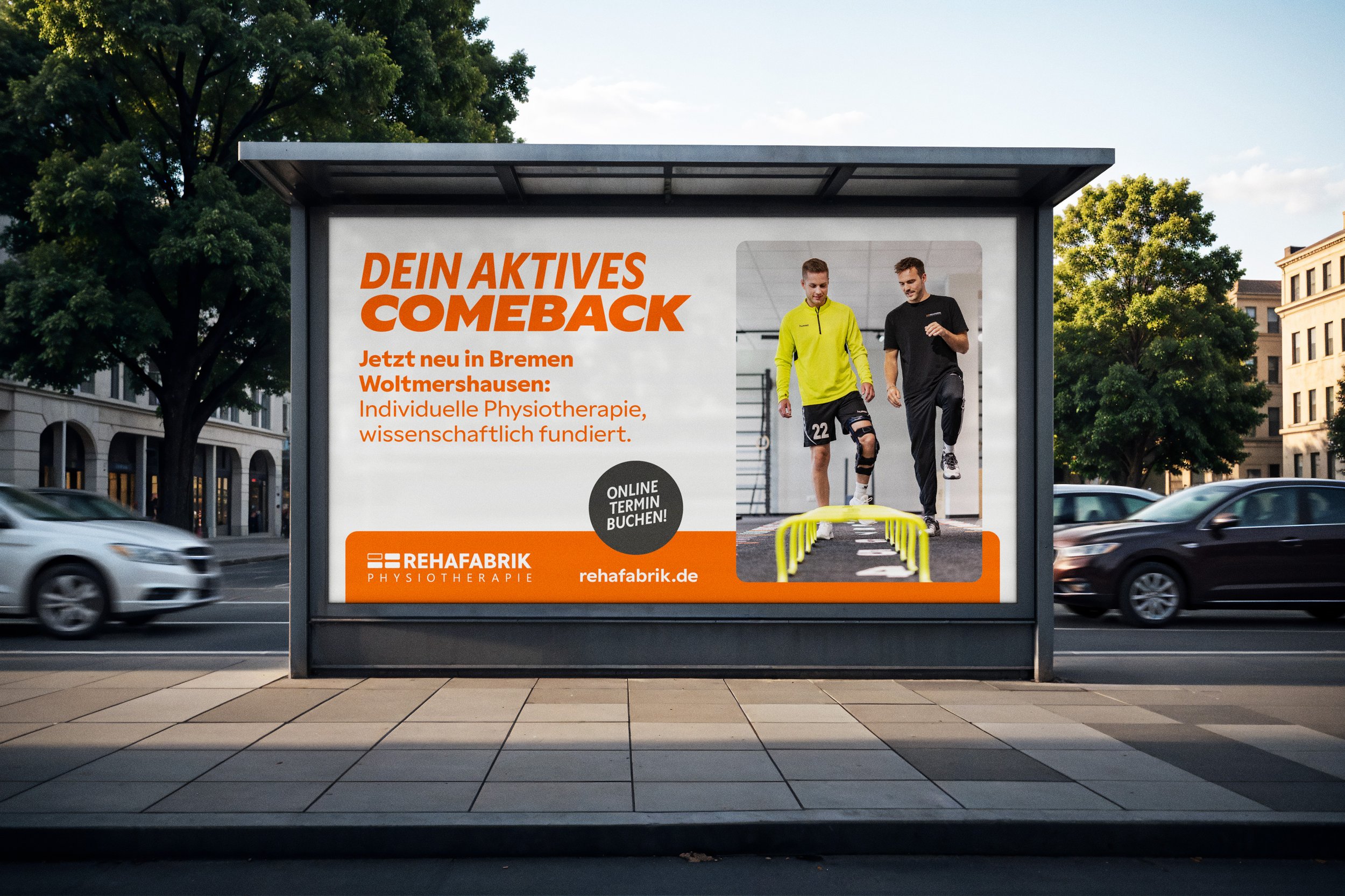 Werbetafel für Rehafabrik Physiotherapie in Bremen mit einem Bild von zwei Männern, die medizinisches Training auf dem Gehweg machen.