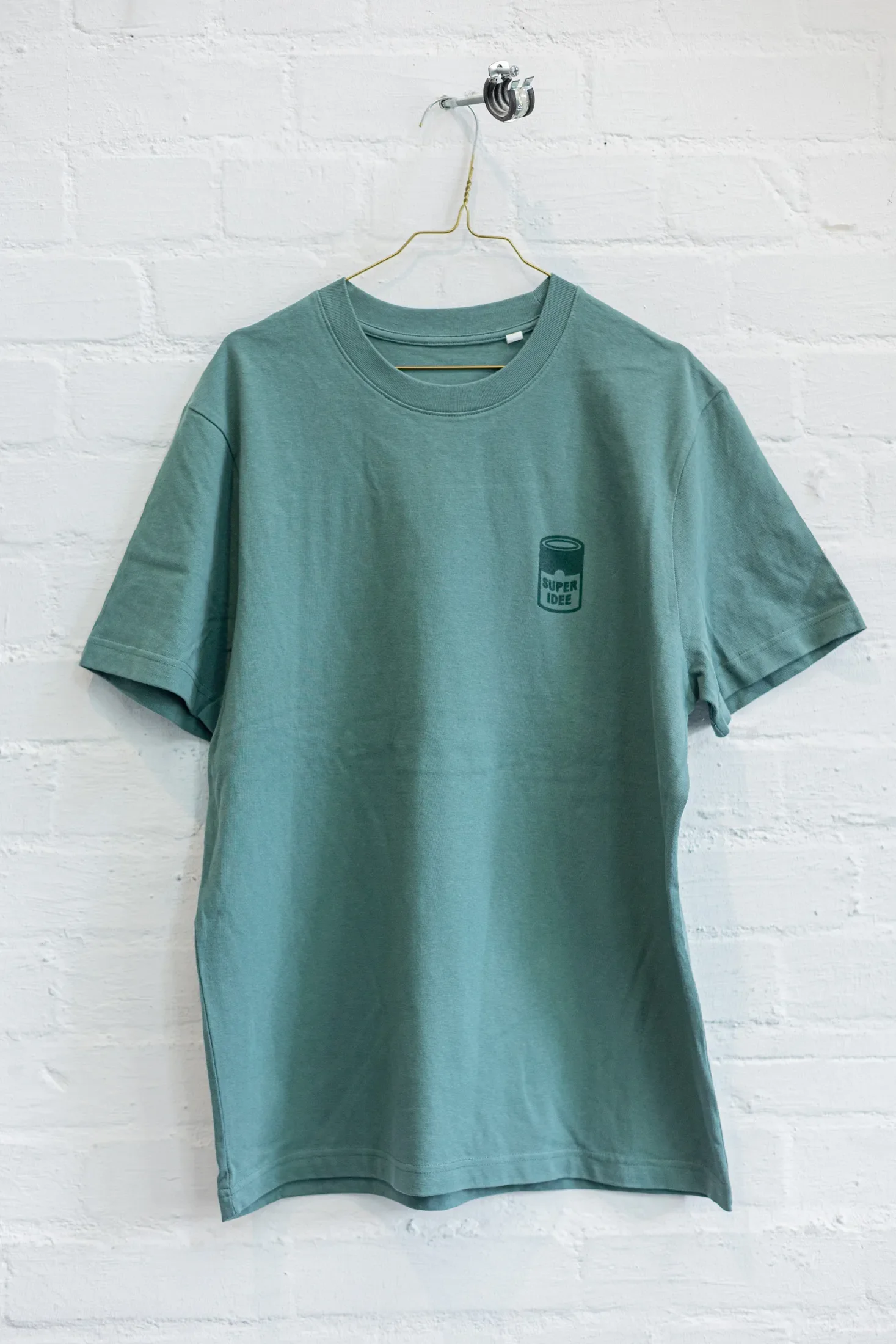 Ein grünes T-Shirt mit dem SUPERIDEE Logo