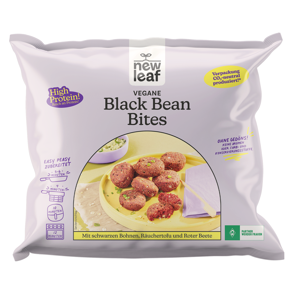 Veganer Black Bean Bites Verpackung mit Aufnahme der fertigen Bällchen auf einem Teller, Zutatenliste enthalten schwarze Bohnen, Räuchertofu und rote Beete, Text auf der Verpackung in Deutsch.
